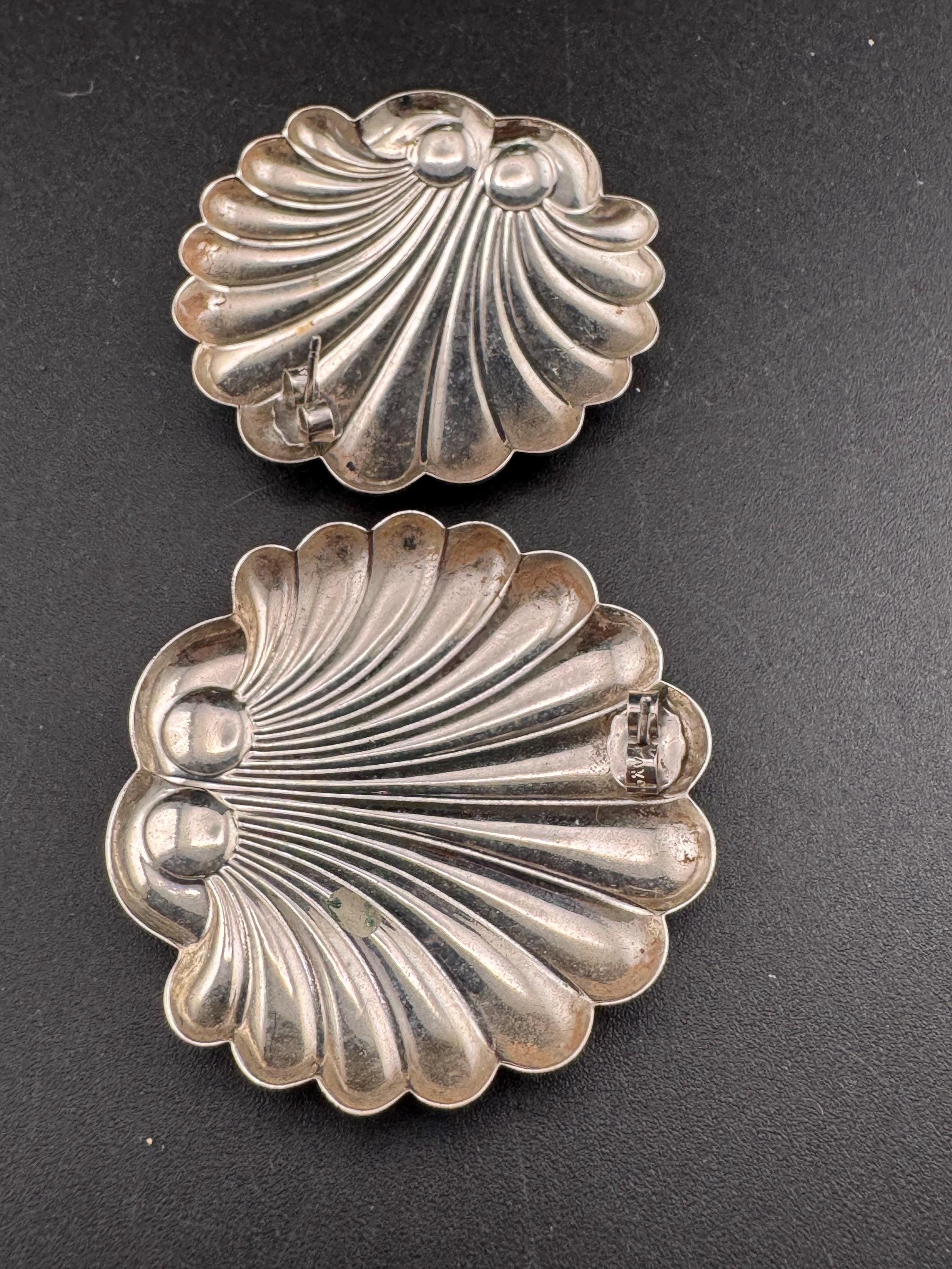 Retro 1980s SHELL seashell pair stud earrings pierced, silver tone