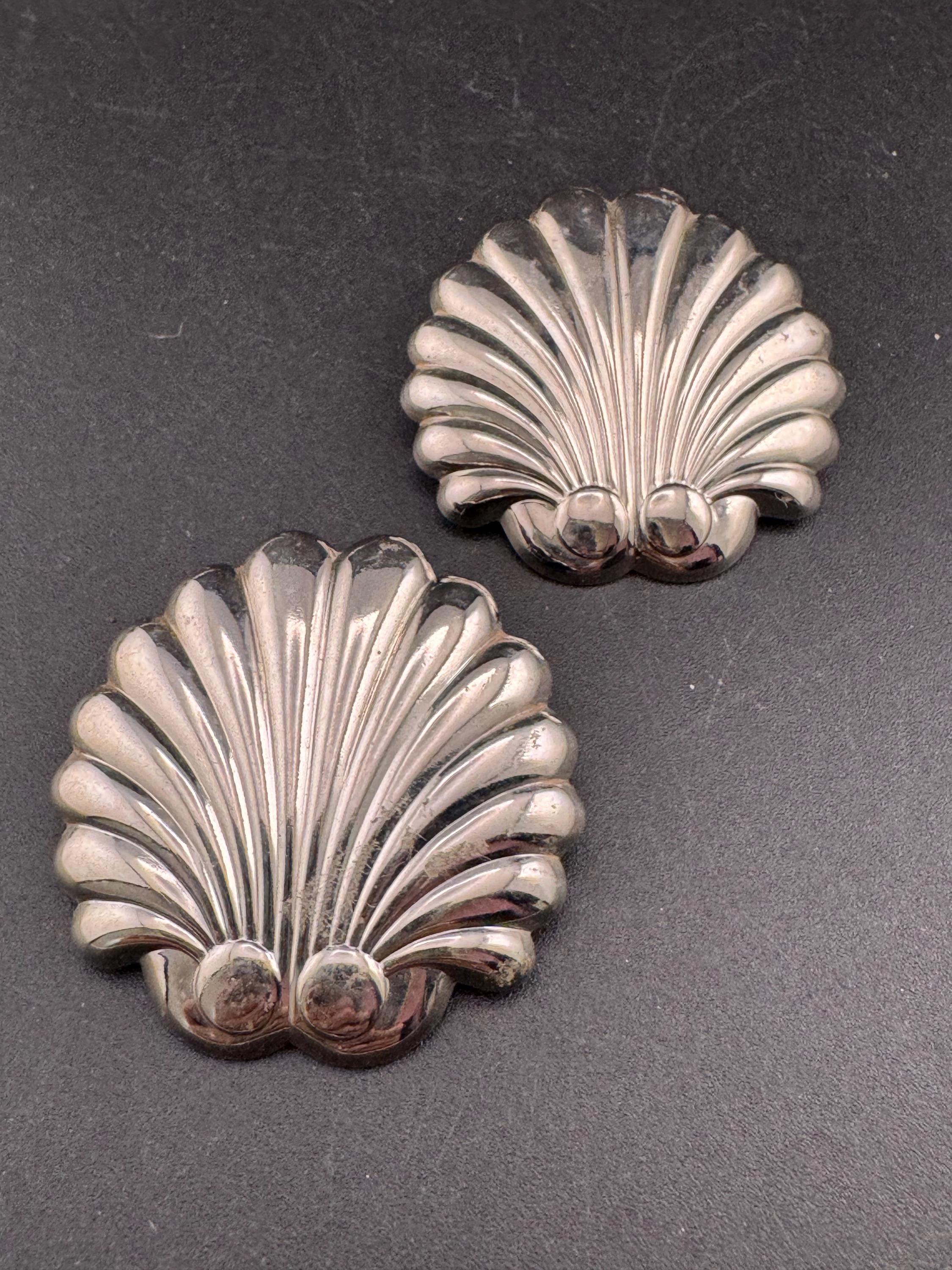 Retro 1980s SHELL seashell pair stud earrings pierced, silver tone