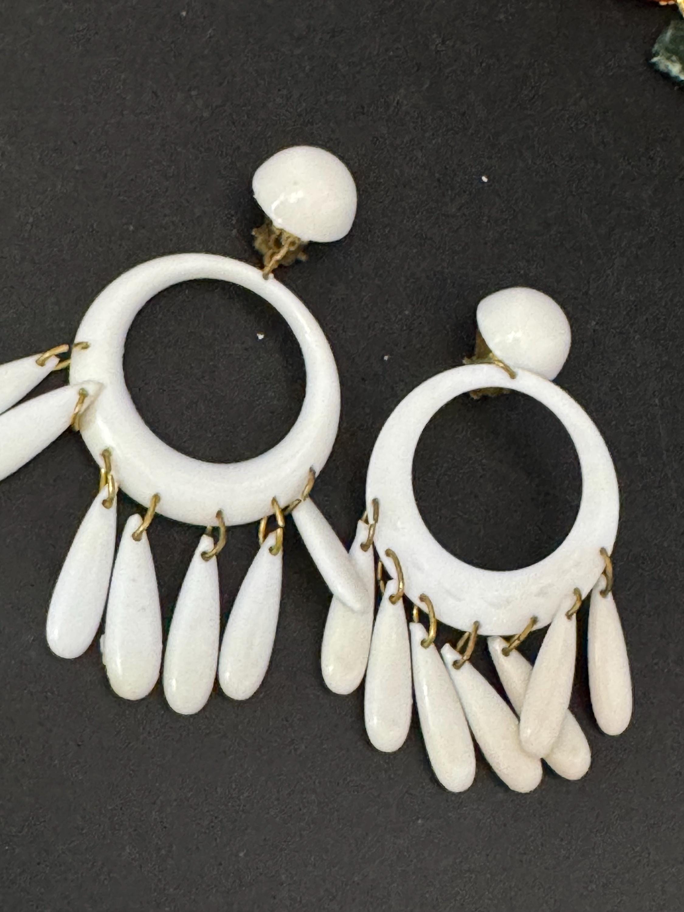 Oversized 7cm vintage white plastic dangly chandelier Clip On Earrings