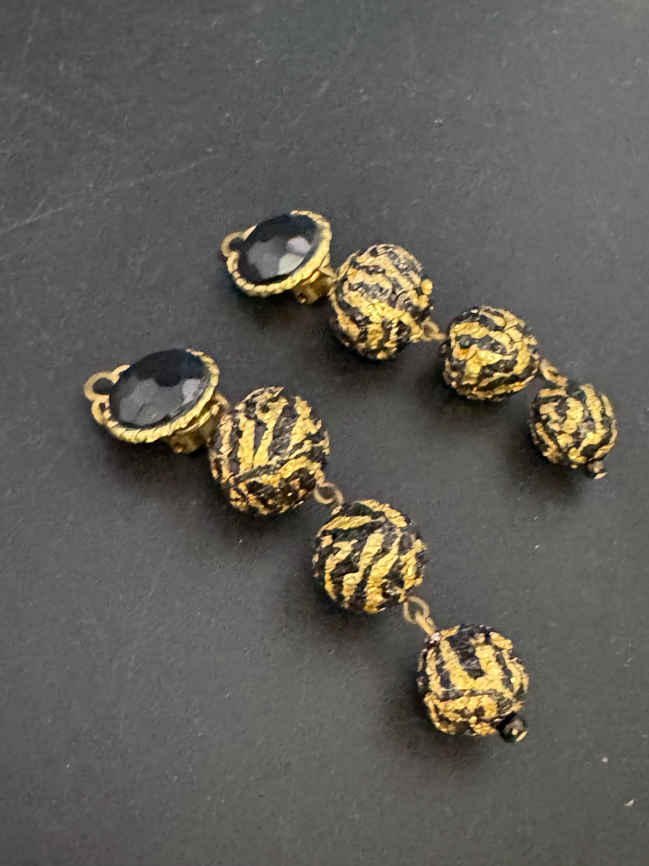 1950s Black and gold plastic beaded pair dangly drop clip on earrings