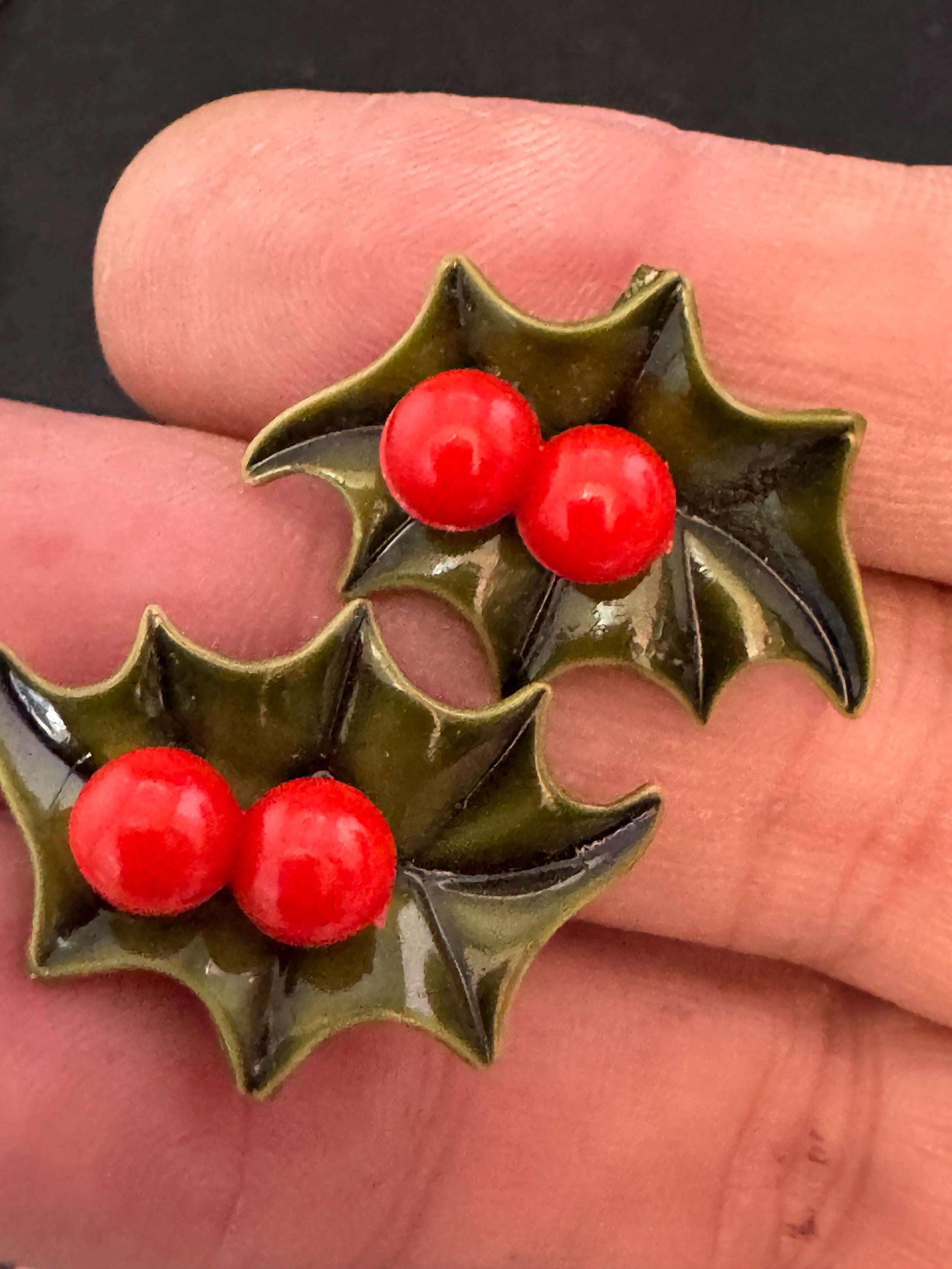 Vintage Christmas holly and red berries novelty earrings, screw back early plastic