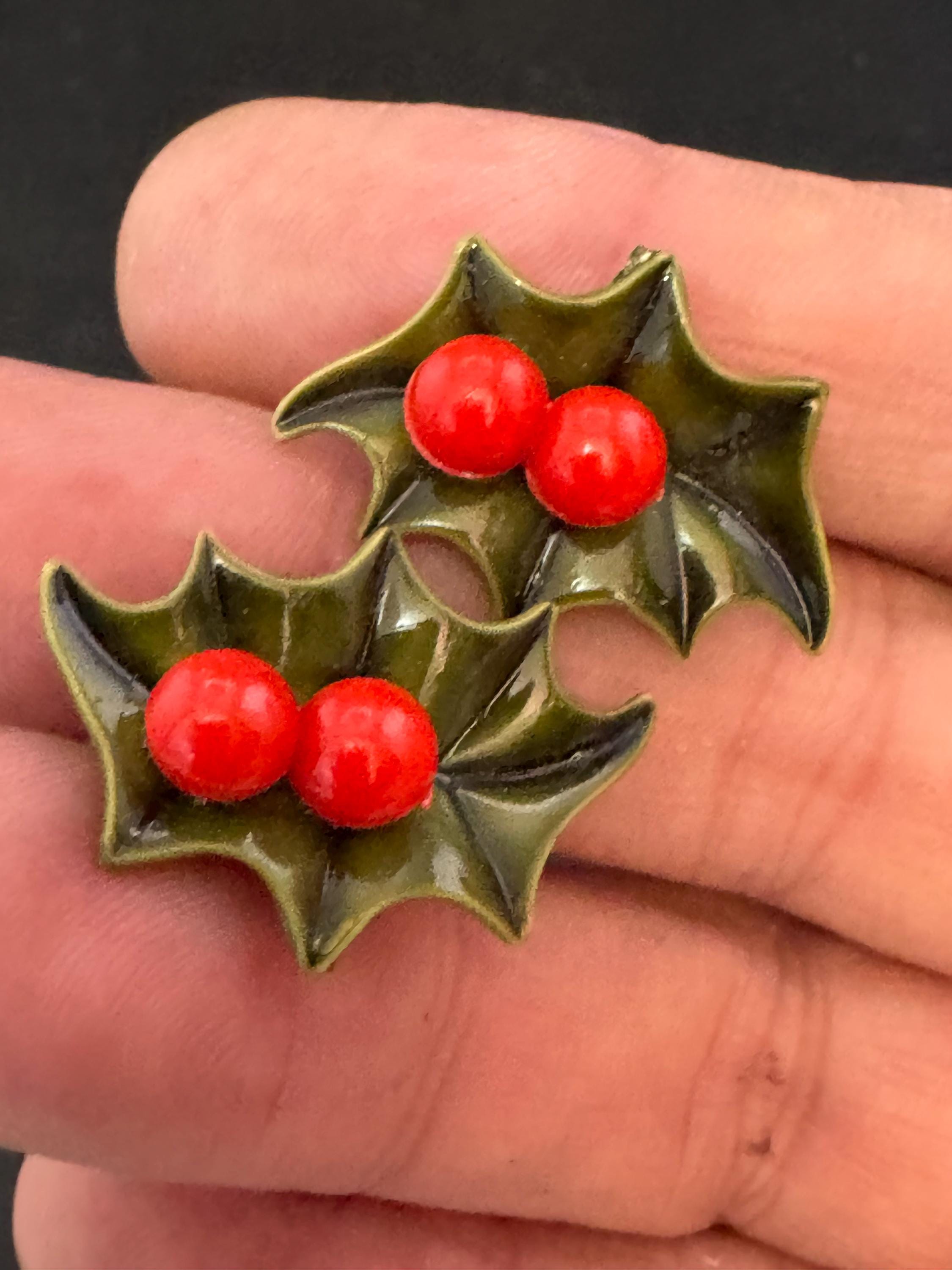 Vintage Christmas holly and red berries novelty earrings, screw back early plastic