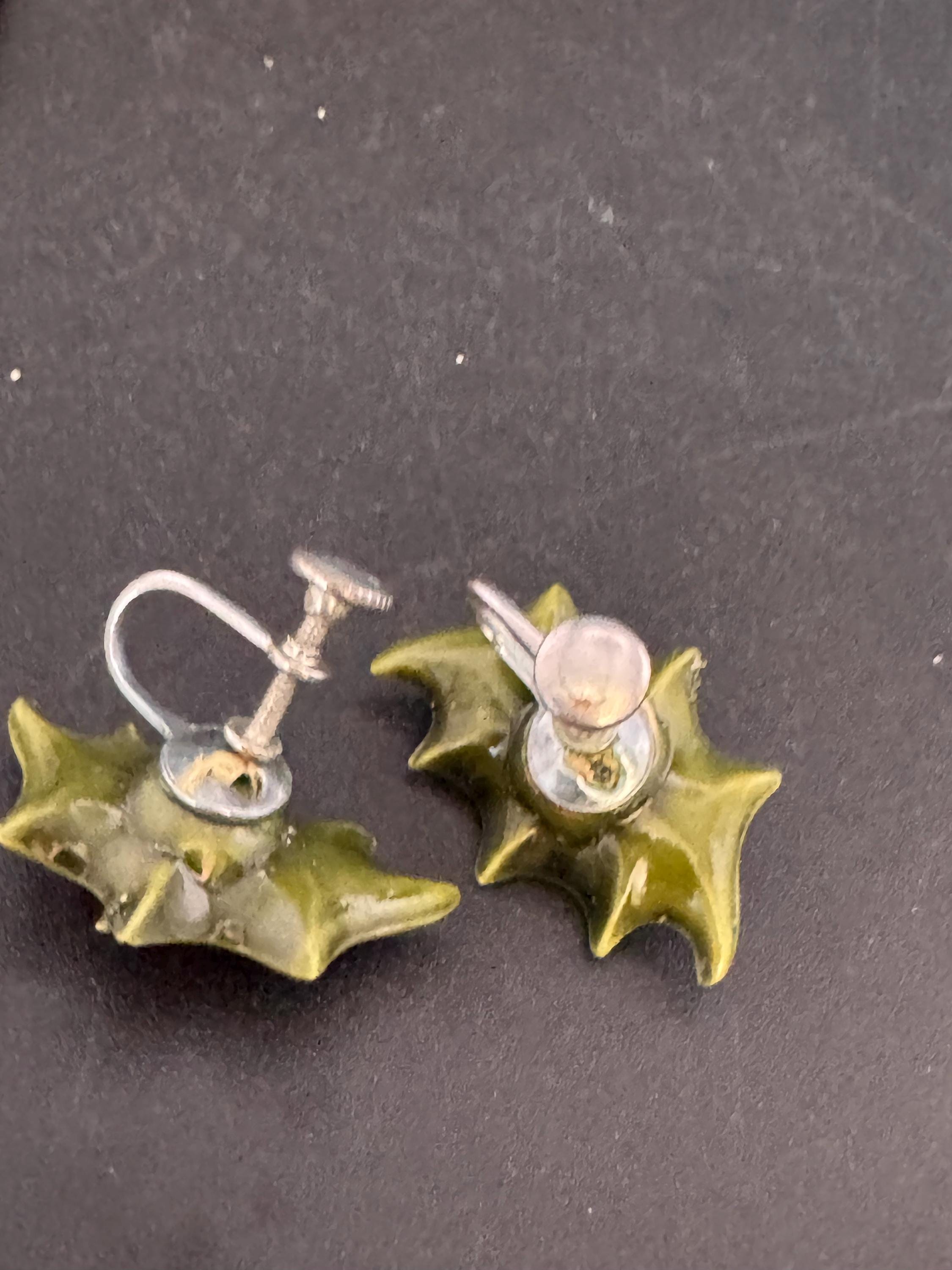 Vintage Christmas holly and red berries novelty earrings, screw back early plastic