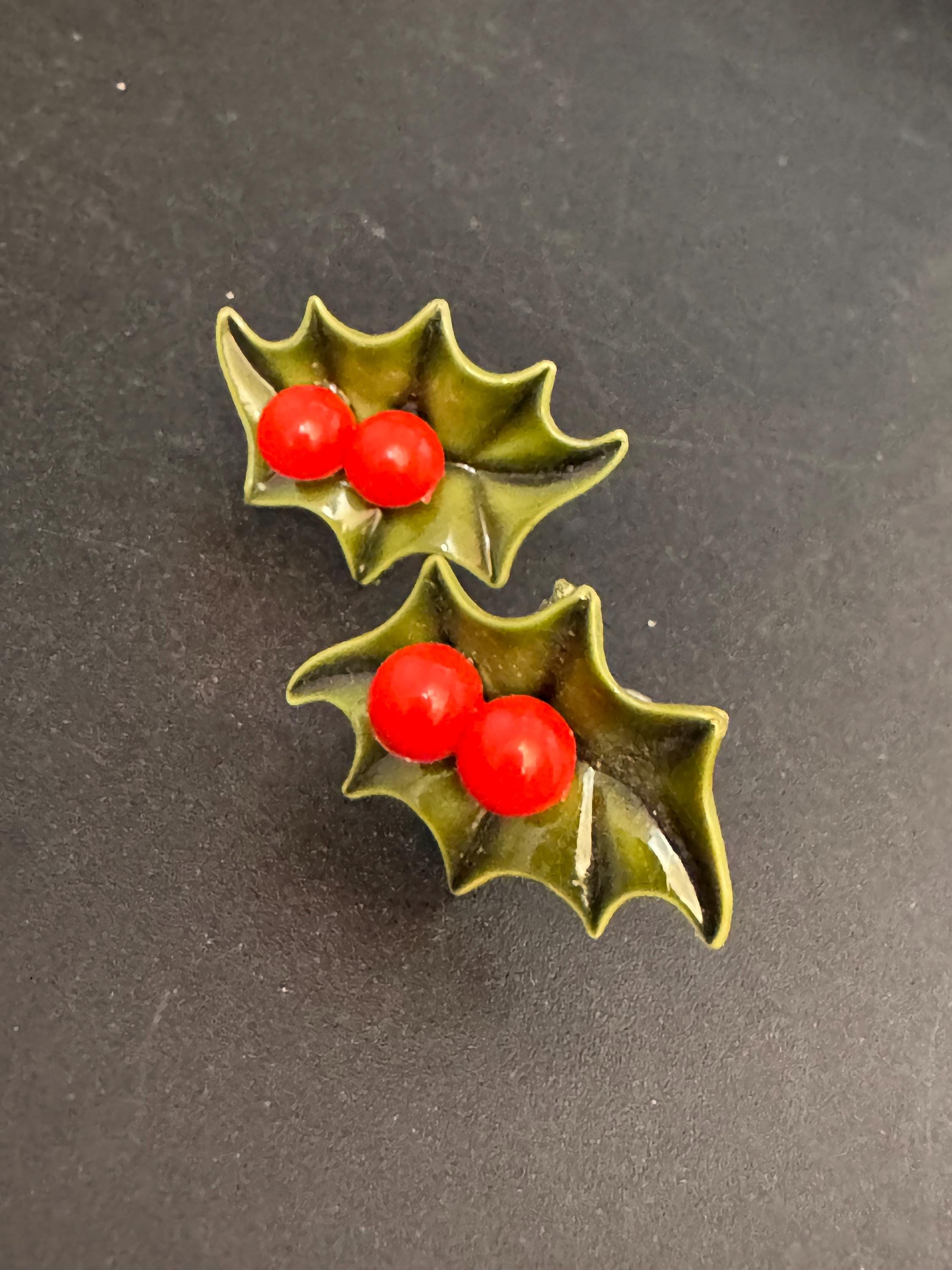 Vintage Christmas holly and red berries novelty earrings, screw back early plastic