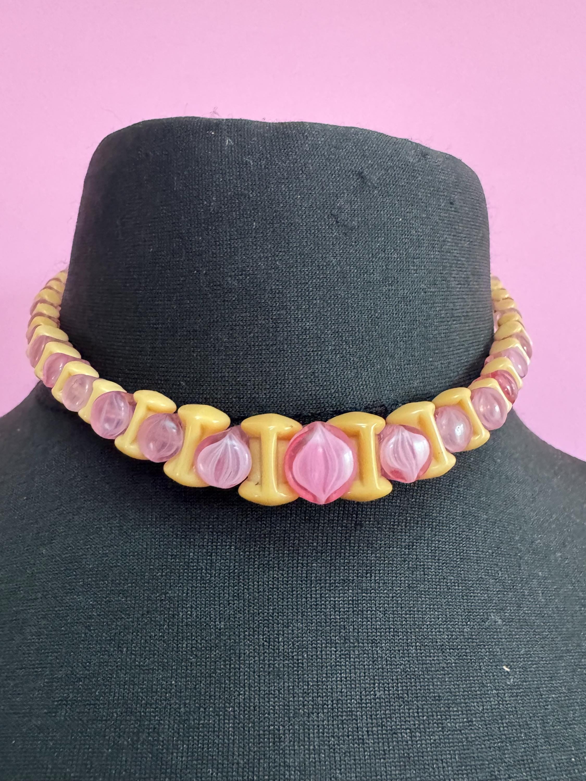 Vintage beige and pink glass beaded necklace 41cm, art deco