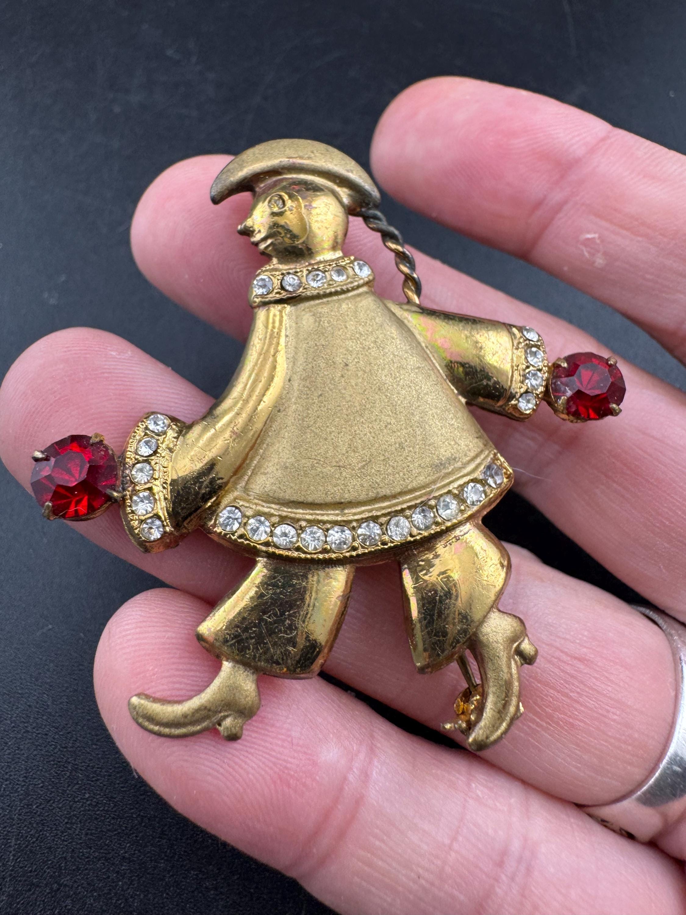 Vintage China man art deco ruby paste brass brooch