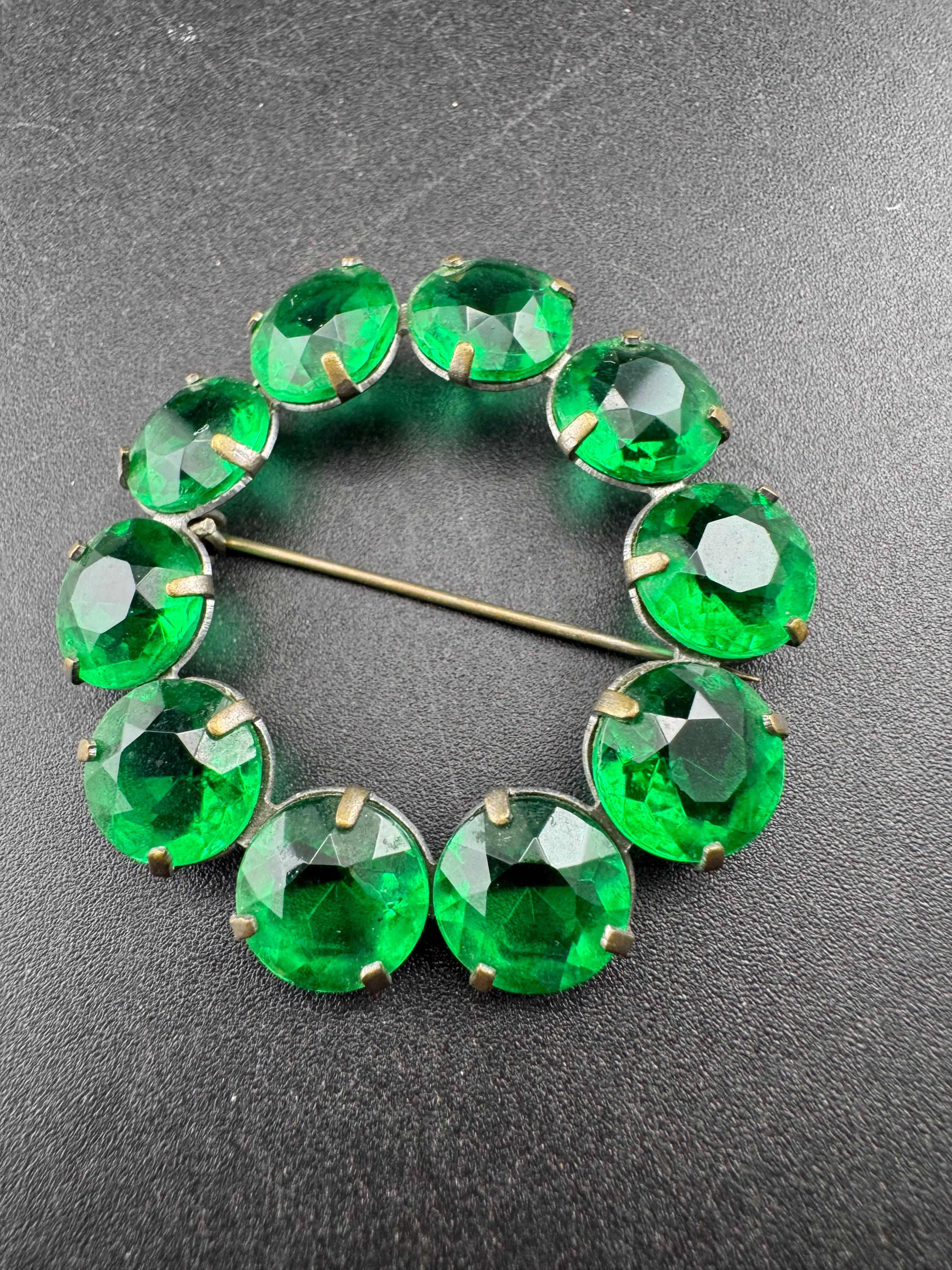 Antique Victorian emerald glass glass rhinestine round Brooch, green