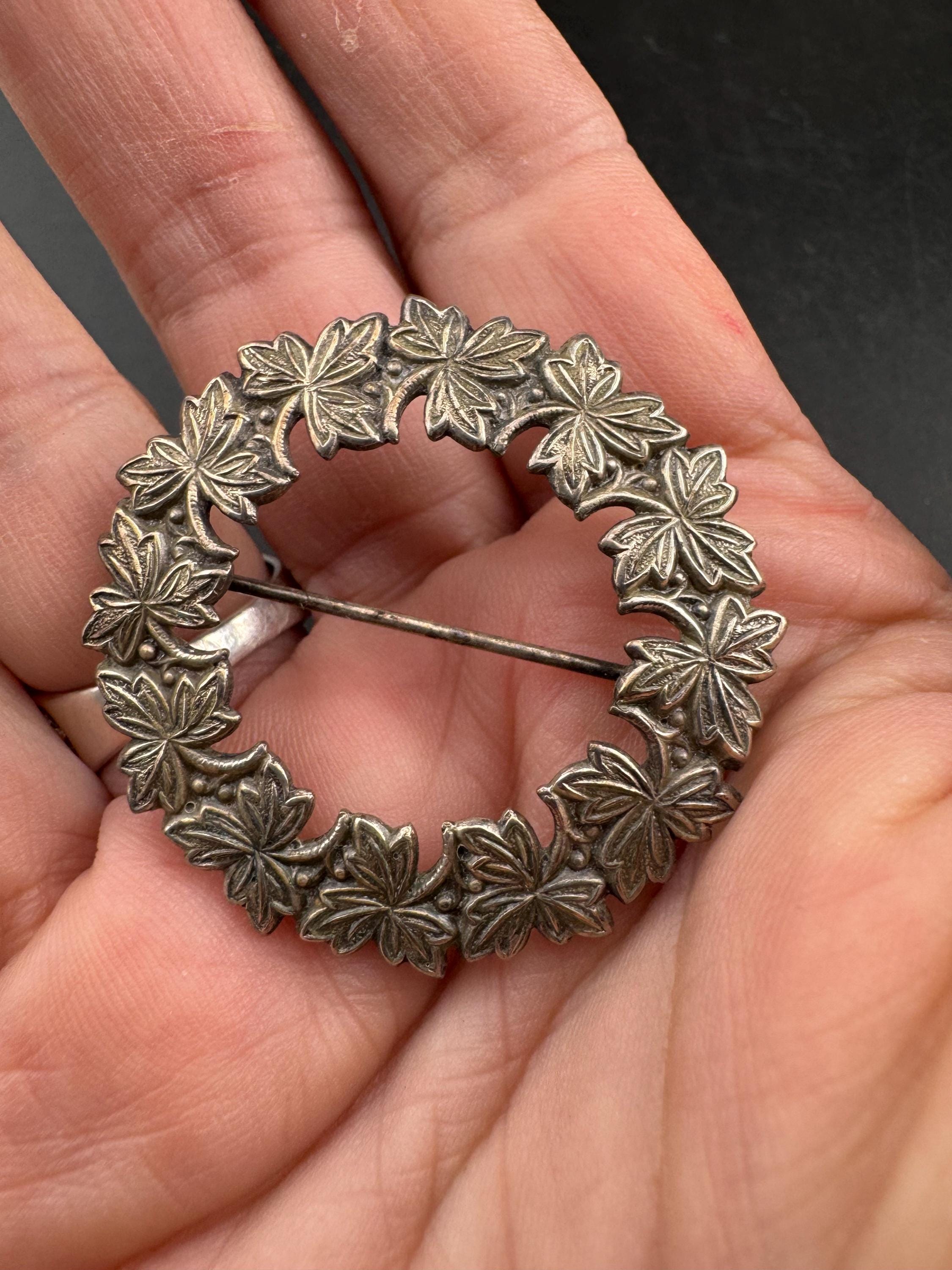 Antique silver Canadian maple leaf 3cm wreath brooch , c clasp white metal