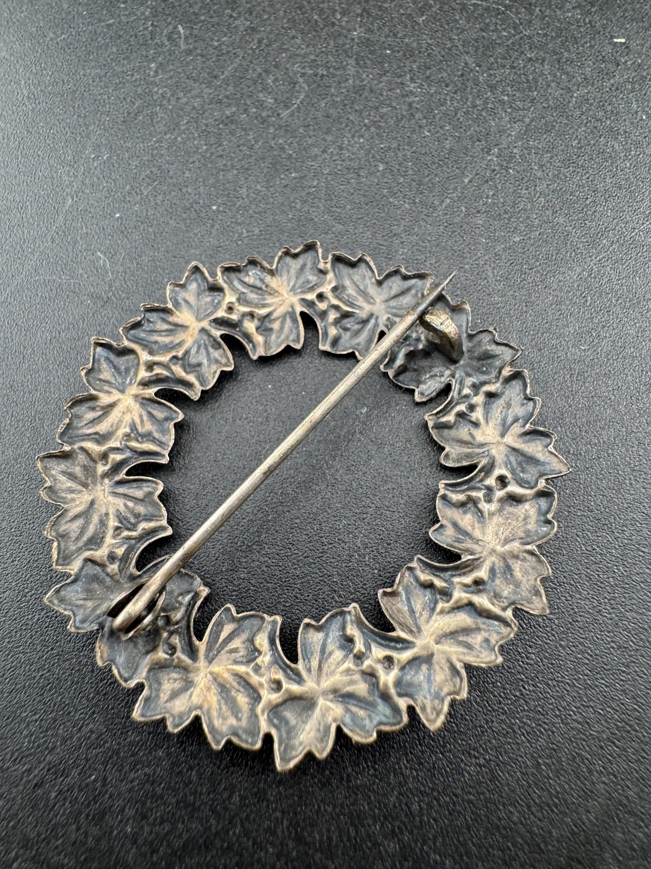 Antique silver Canadian maple leaf 3cm wreath brooch , c clasp white metal