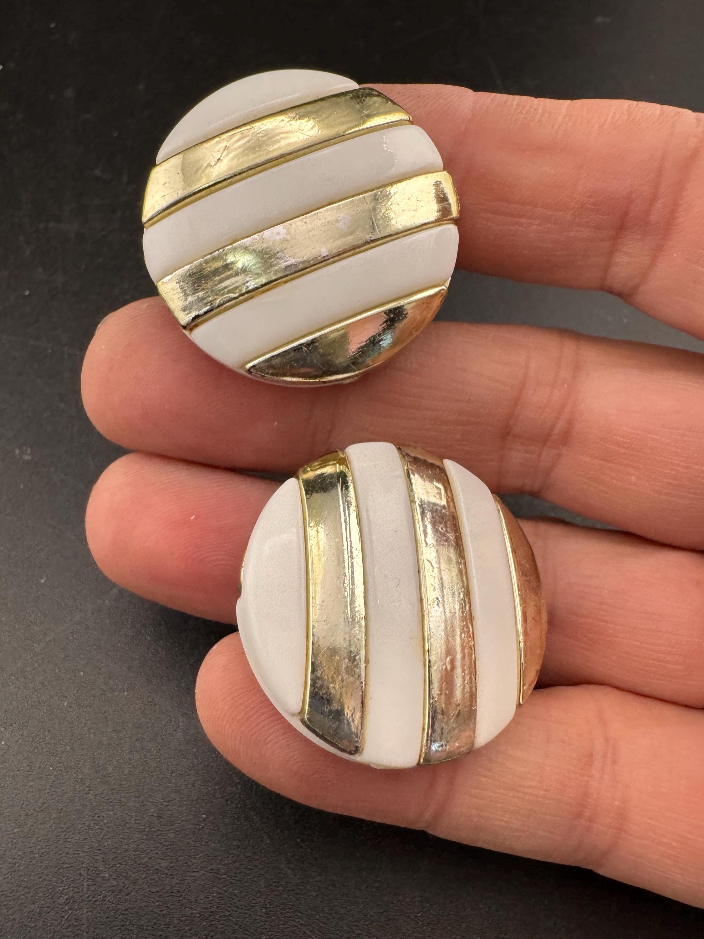 vintage 3cm white and gold striped round plastic button disc stud clip on earrings