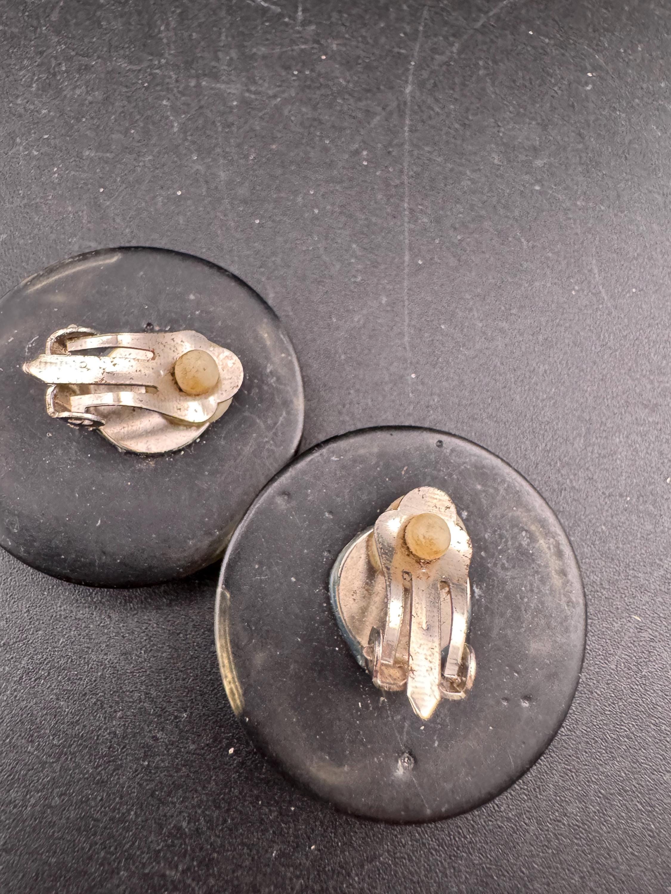 Vintage 3.5cm gold tone pastel round disc abstract clip on earrings