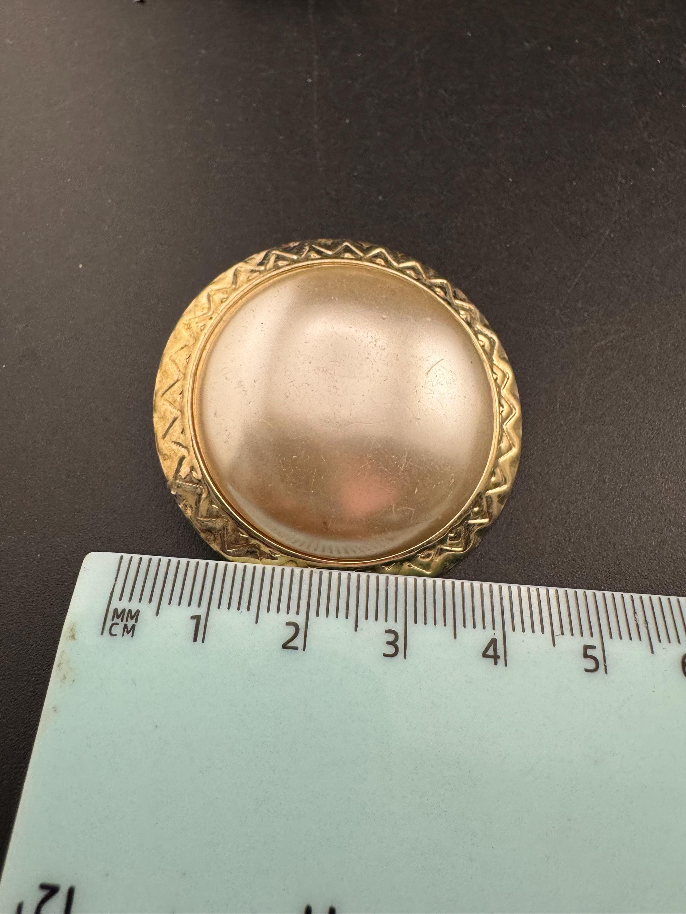 Vintage oversized pearl Clip On Earrings: Gold Tone metal (4.5cm)