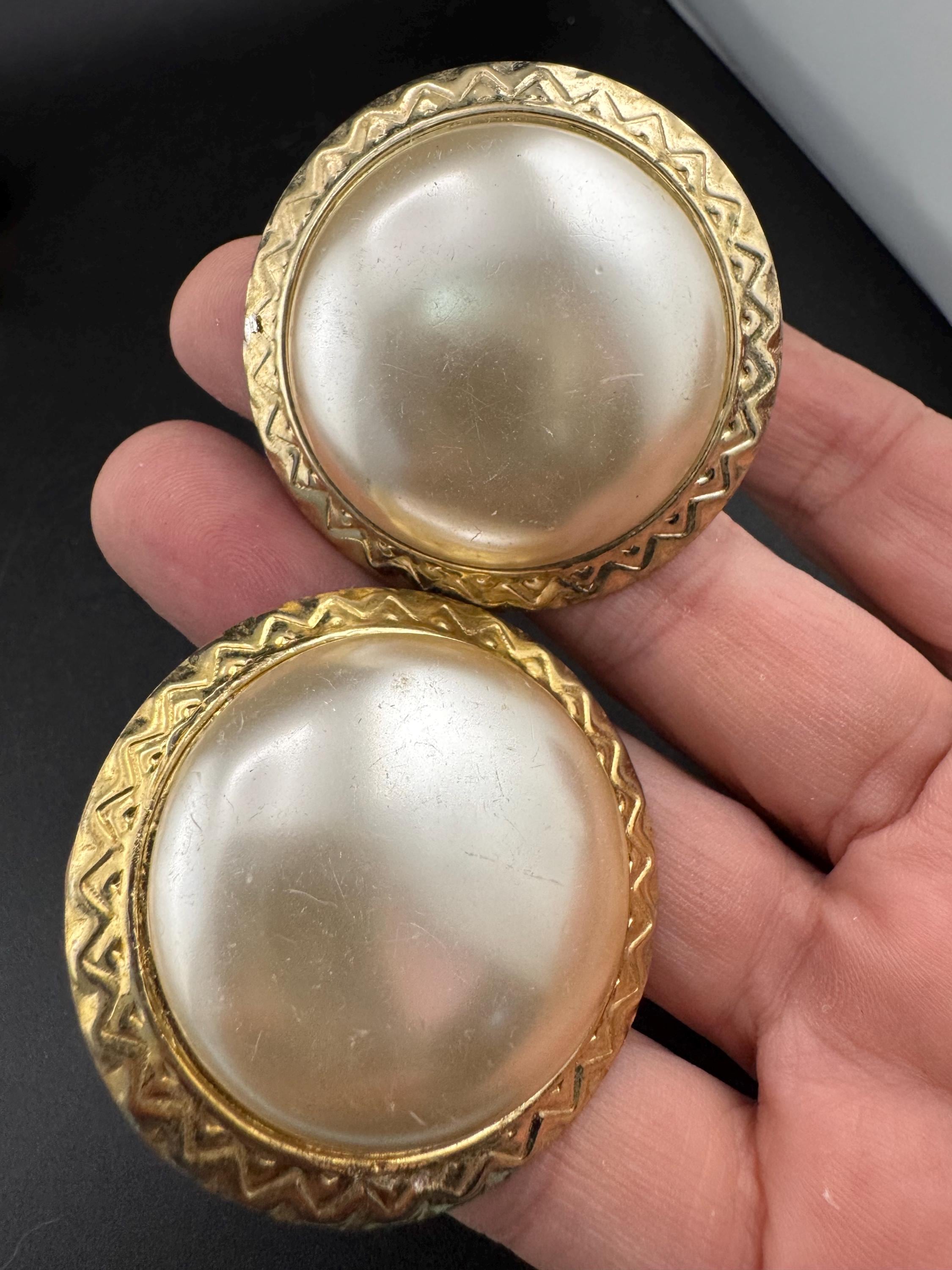 Vintage oversized pearl Clip On Earrings: Gold Tone metal (4.5cm)