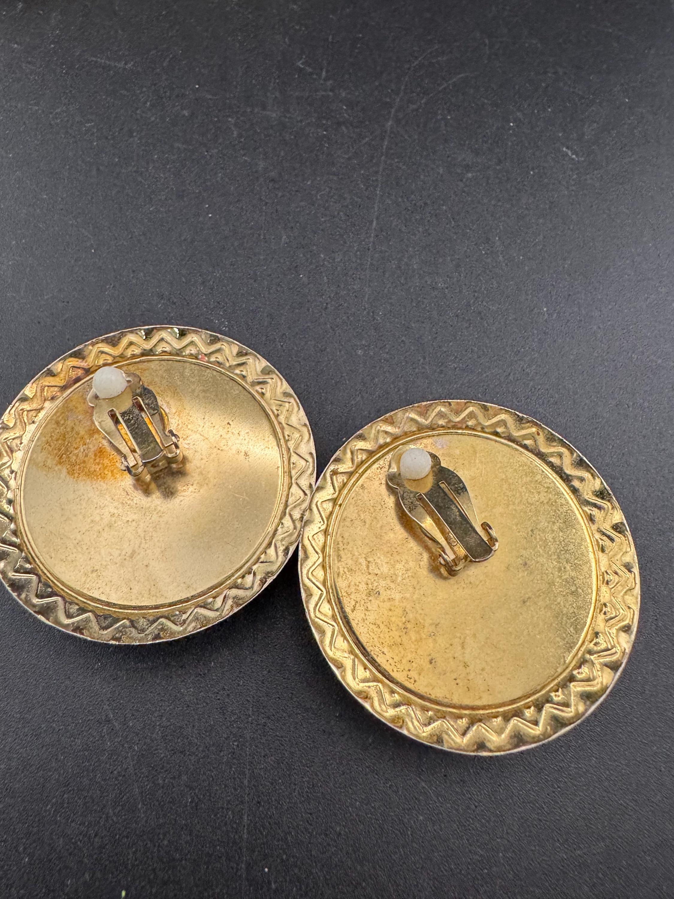 Vintage oversized pearl Clip On Earrings: Gold Tone metal (4.5cm)