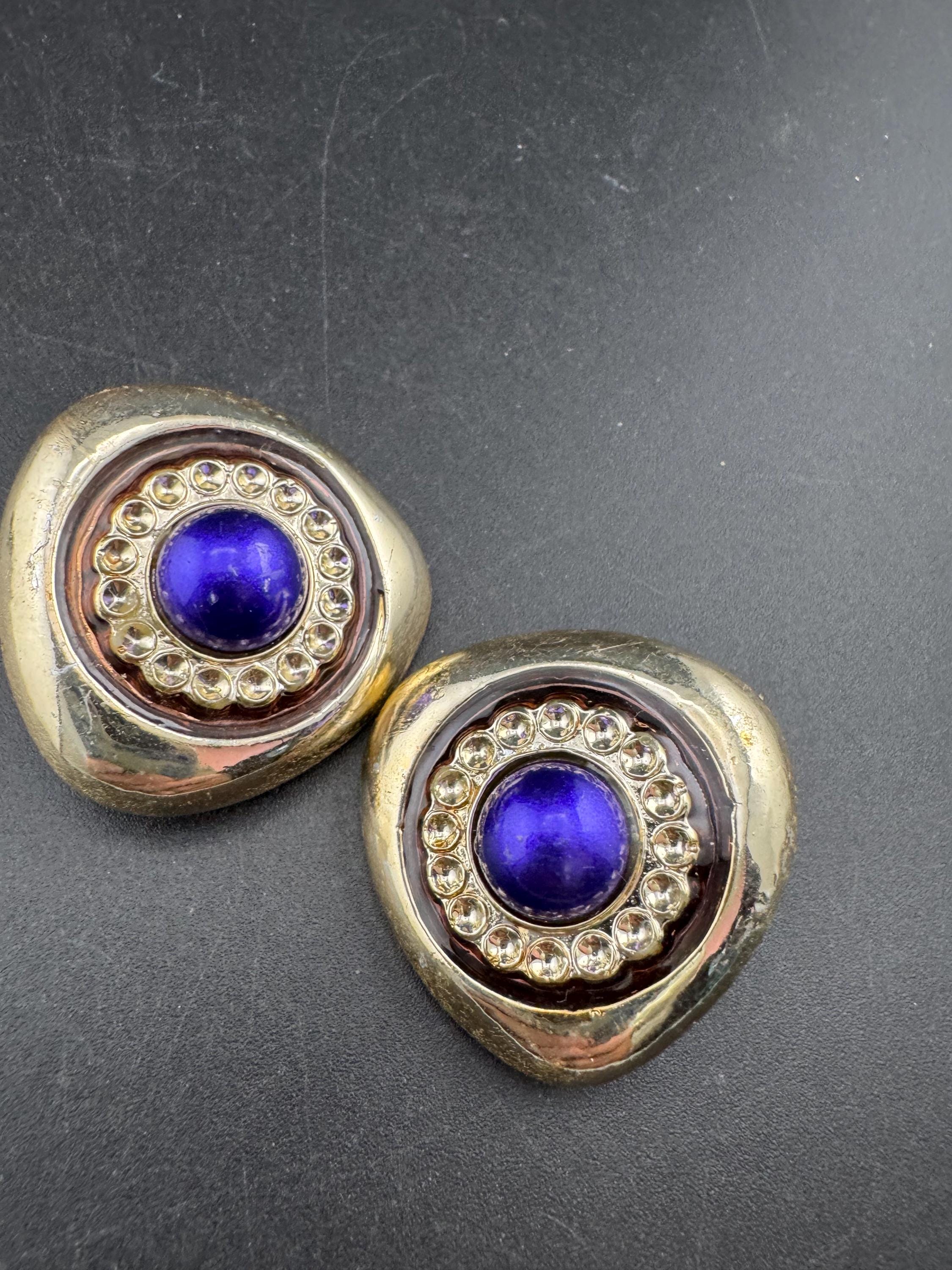Vintage plastic oversized triangular gold tone purple cabochon clip on earrings 3.5cm