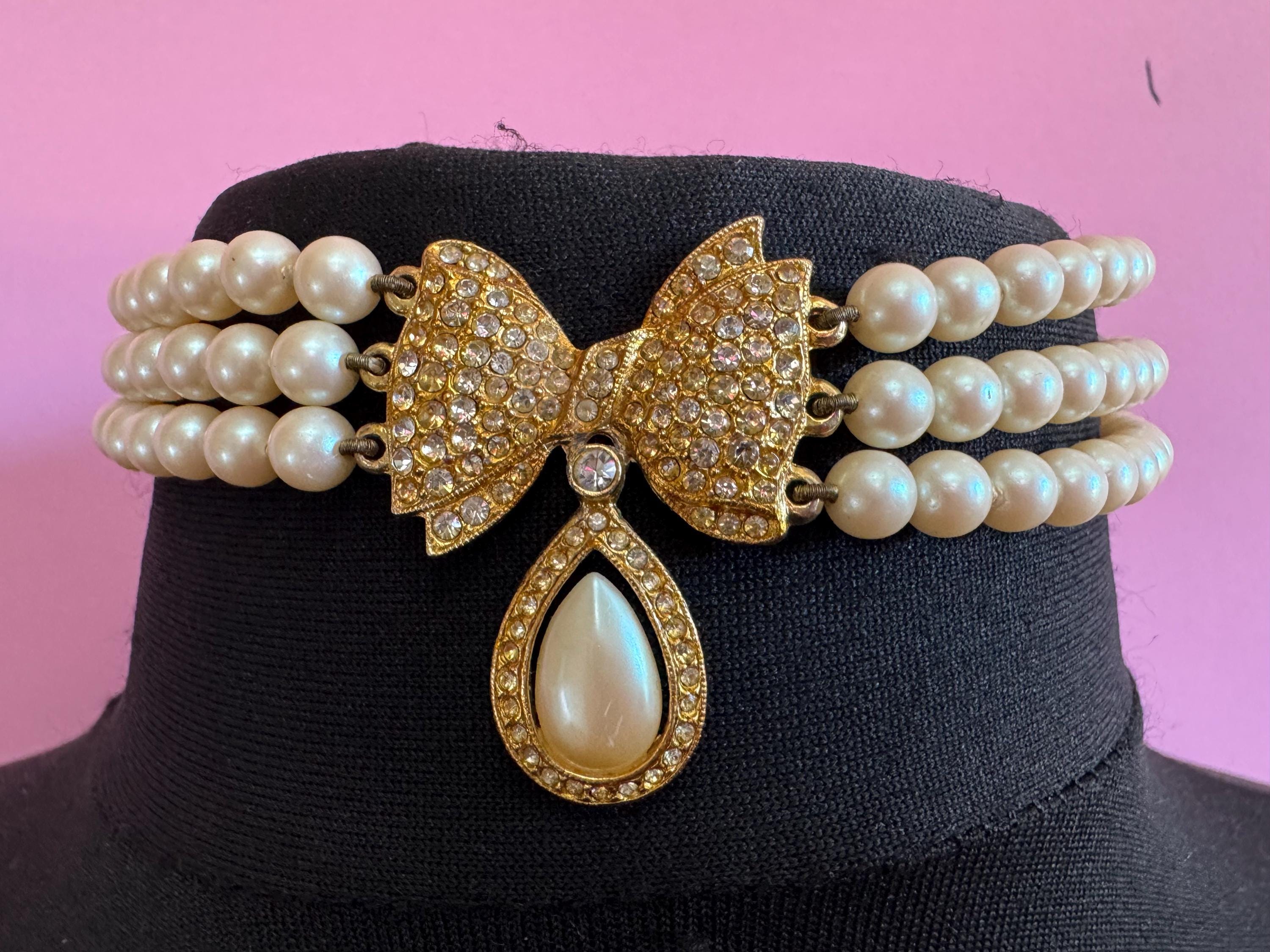 Unsigned cream glass 3 row beaded pearl and diamanté bow choker Necklace teardrop