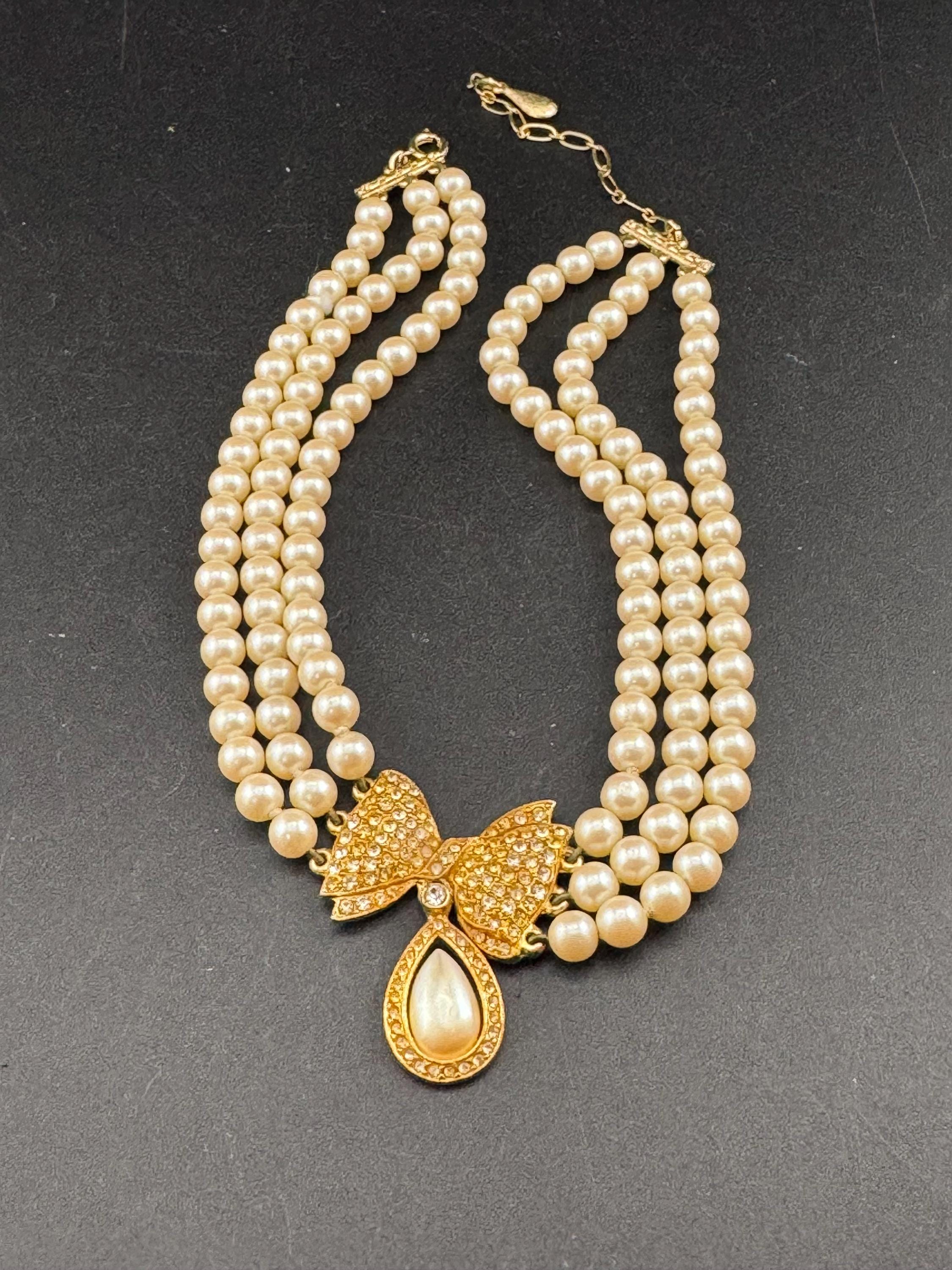 Unsigned cream glass 3 row beaded pearl and diamanté bow choker Necklace teardrop