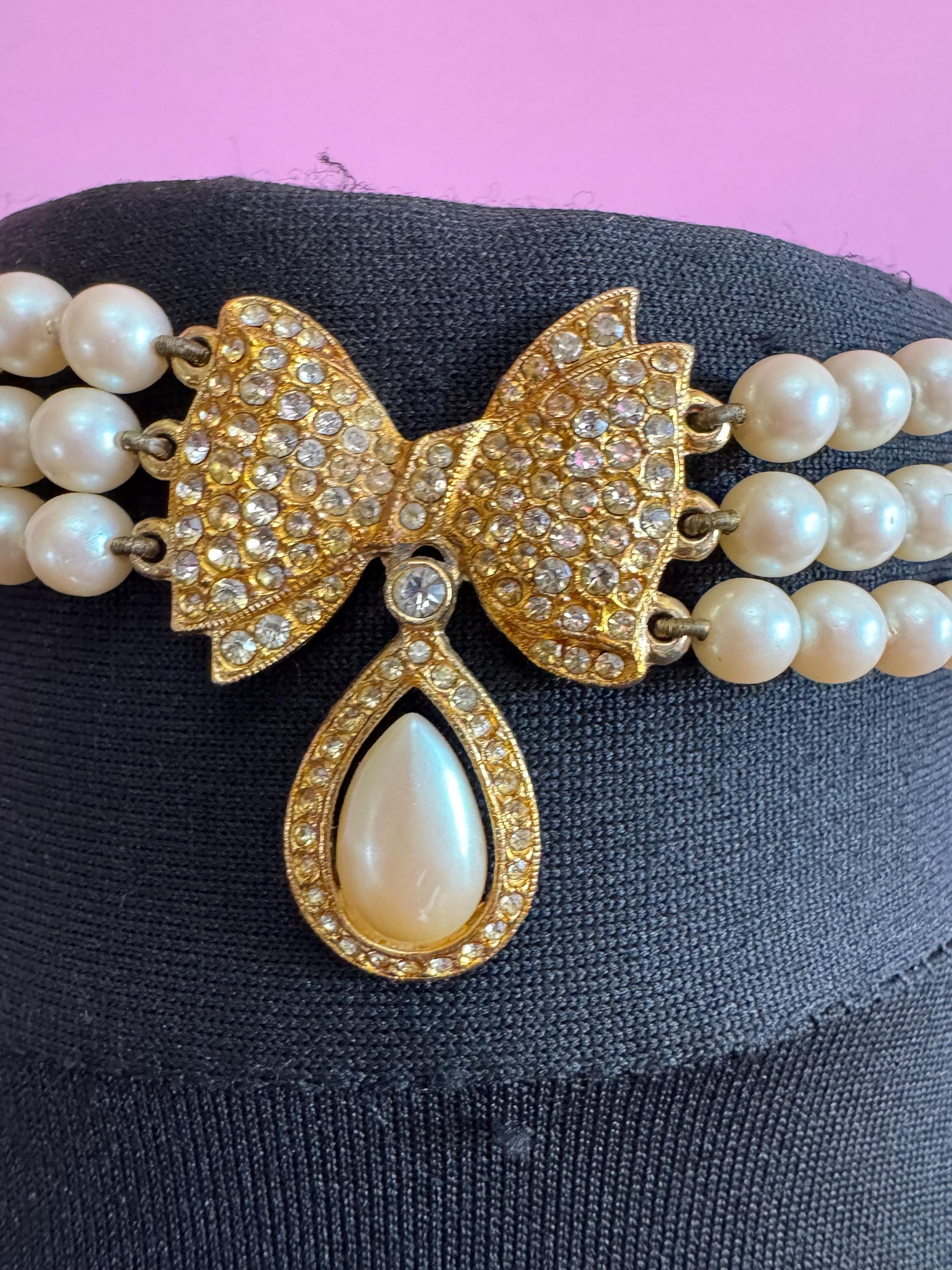 Unsigned cream glass 3 row beaded pearl and diamanté bow choker Necklace teardrop