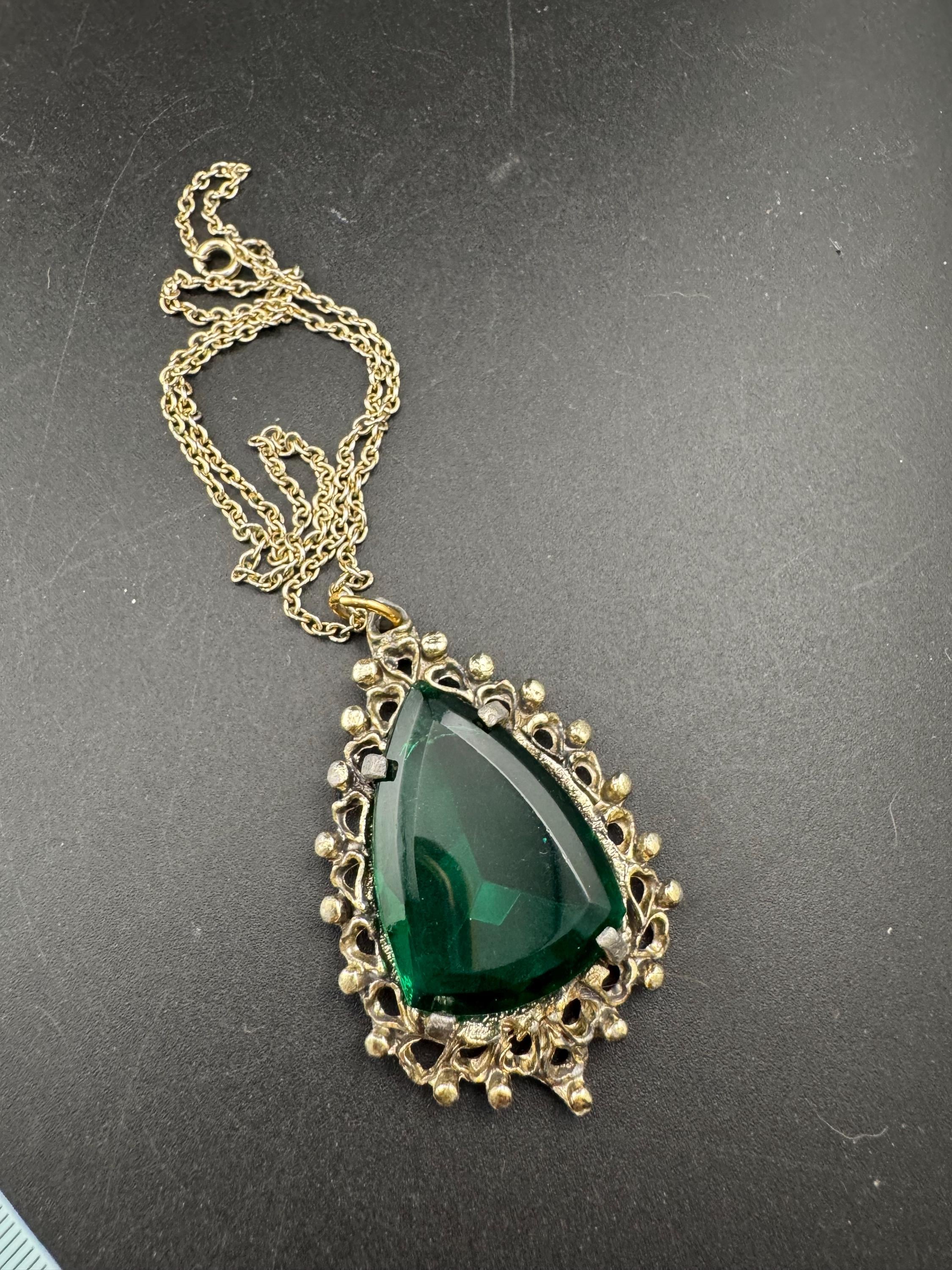 Emerald green chunky teardrop glass pendant necklace brutalist Vintage Modernist gold tone metal