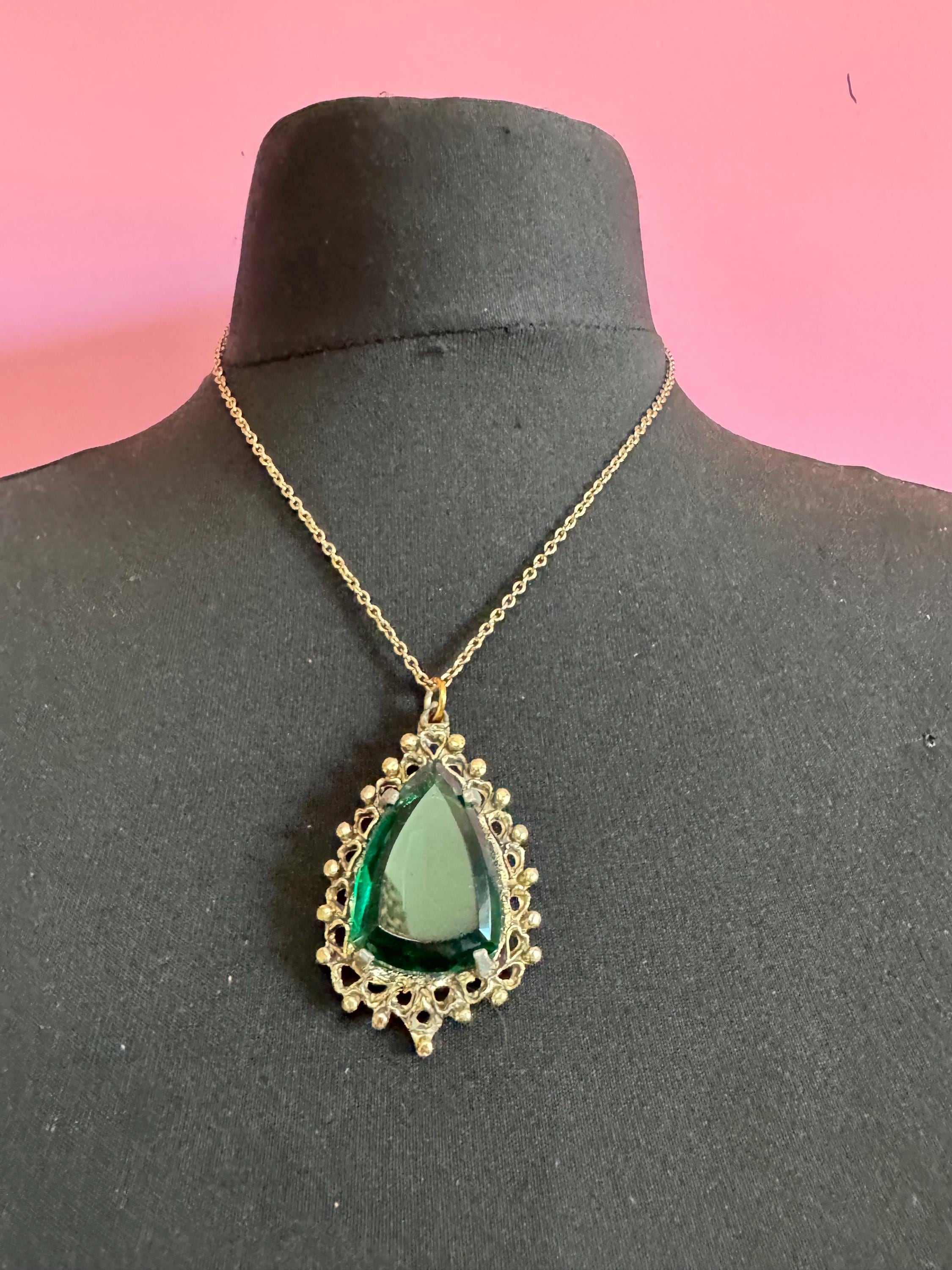 Emerald green chunky teardrop glass pendant necklace brutalist Vintage Modernist gold tone metal