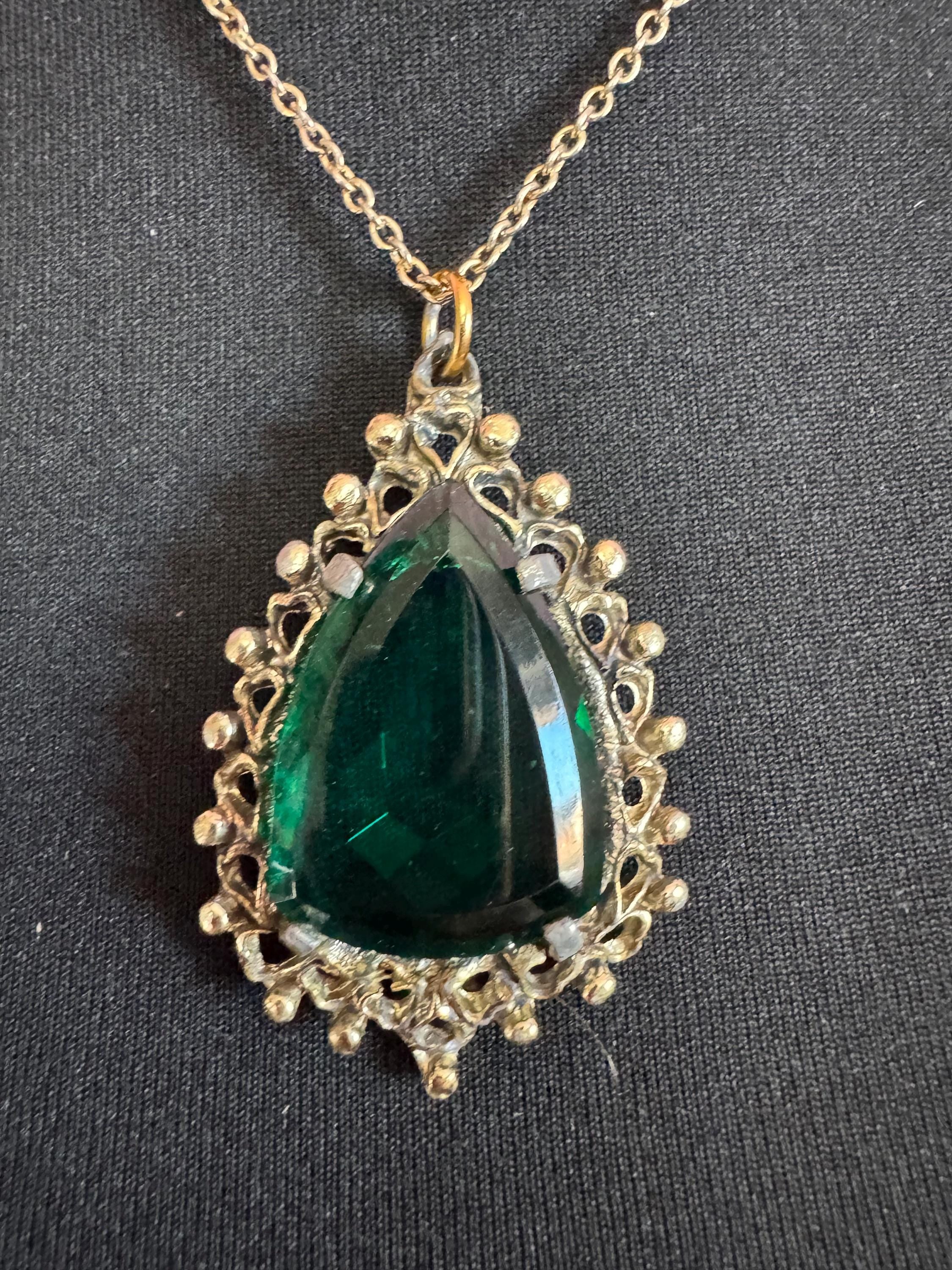 Emerald green chunky teardrop glass pendant necklace brutalist Vintage Modernist gold tone metal