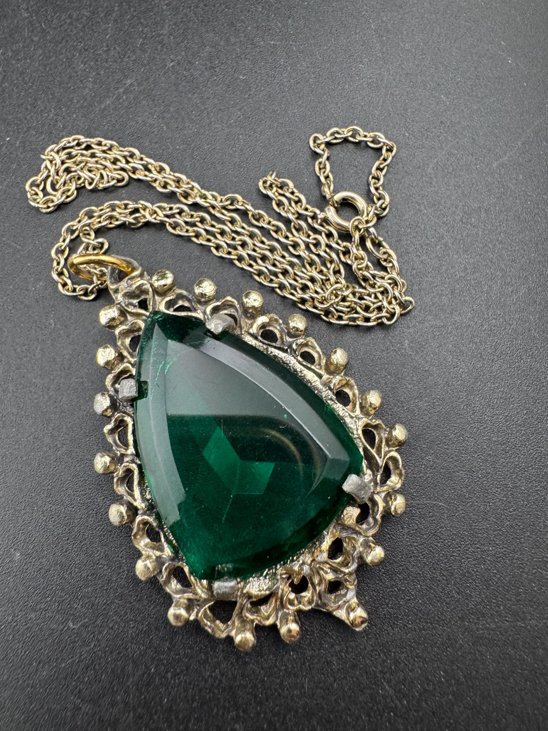 Emerald green chunky teardrop glass pendant necklace brutalist Vintage Modernist gold tone metal