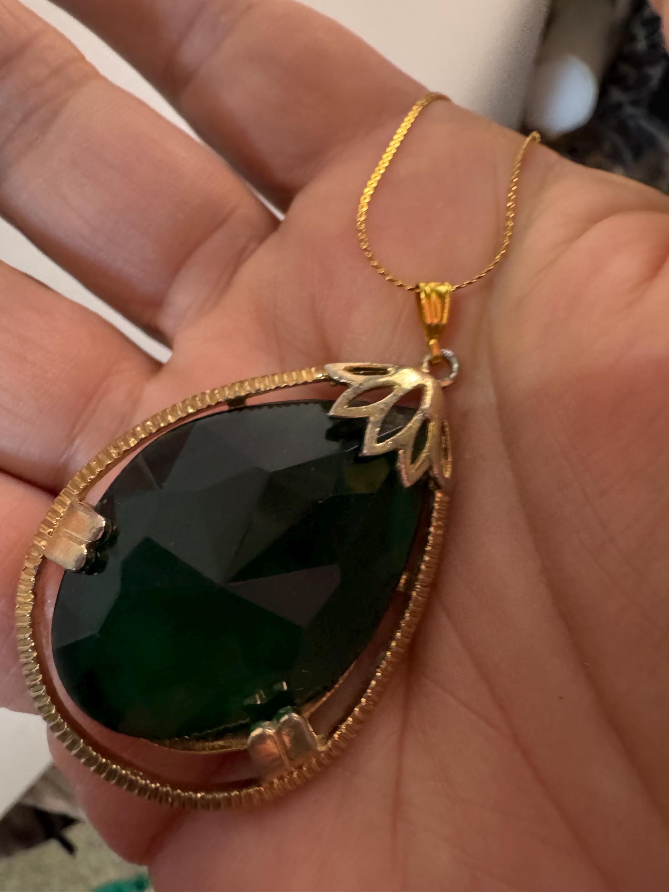 Emerald green teardrop glass pendant necklace mid century Vintage Modernist gold tone metal