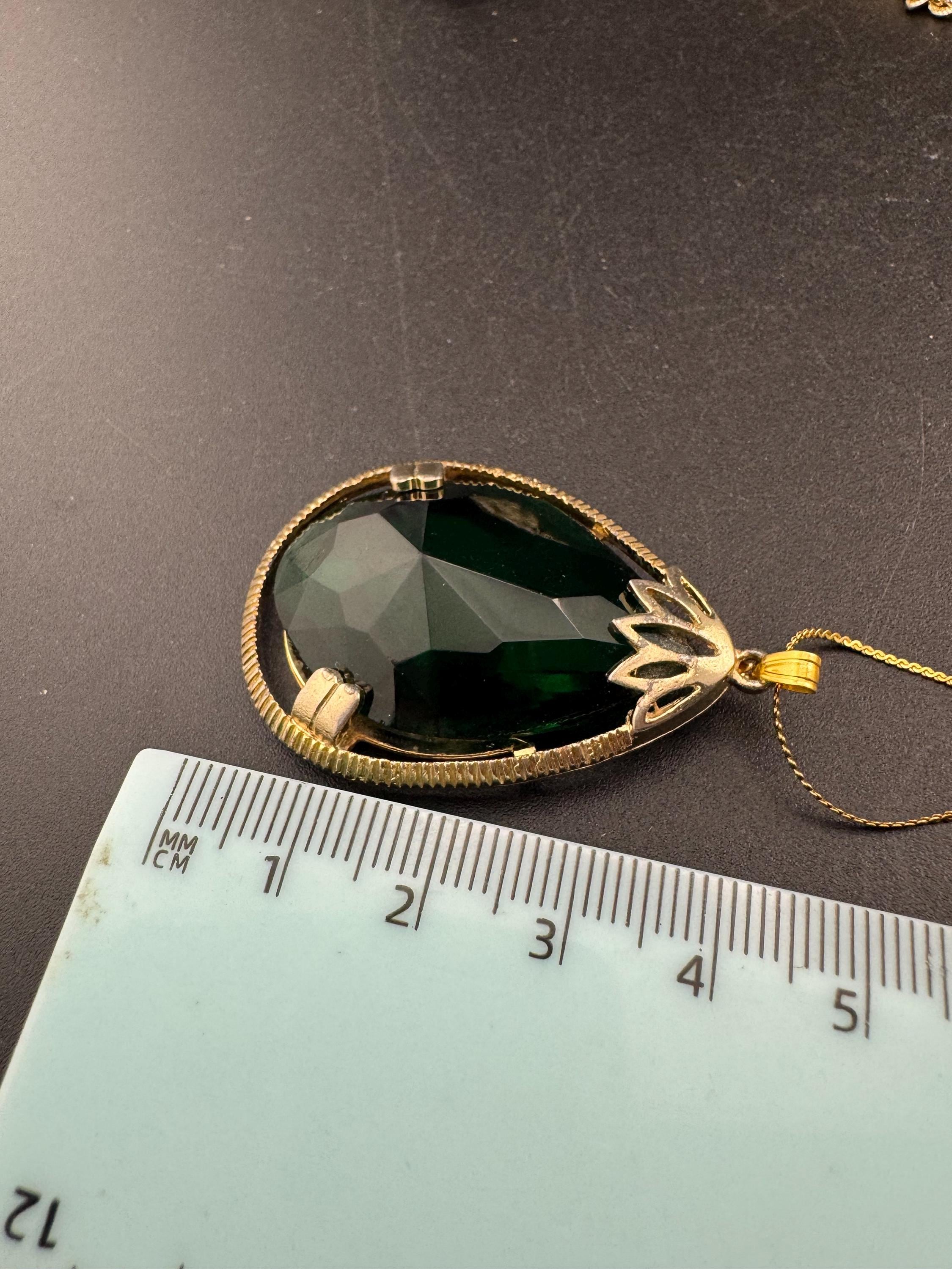 Emerald green teardrop glass pendant necklace mid century Vintage Modernist gold tone metal