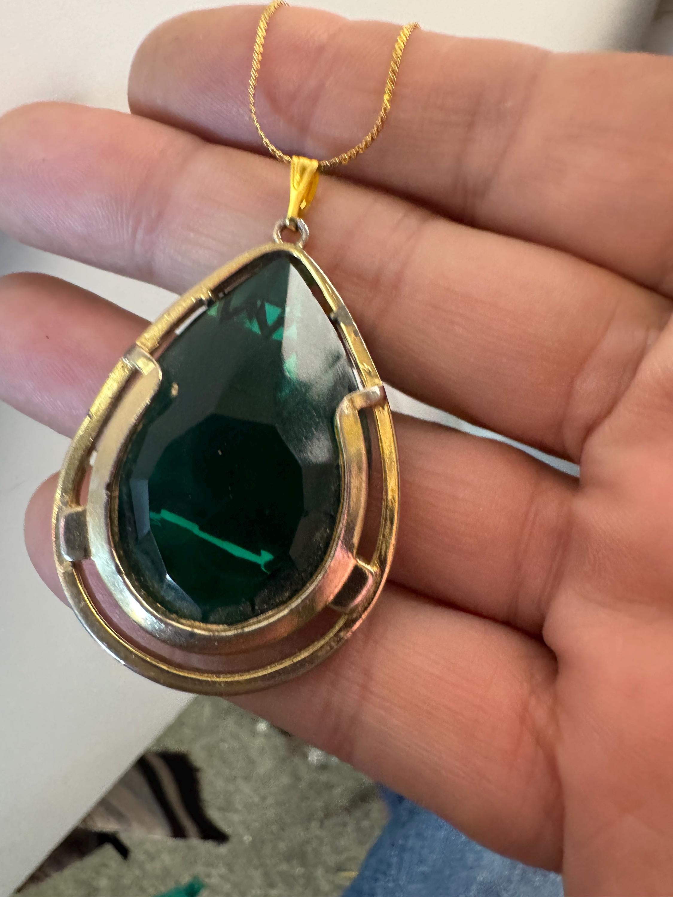 Emerald green teardrop glass pendant necklace mid century Vintage Modernist gold tone metal