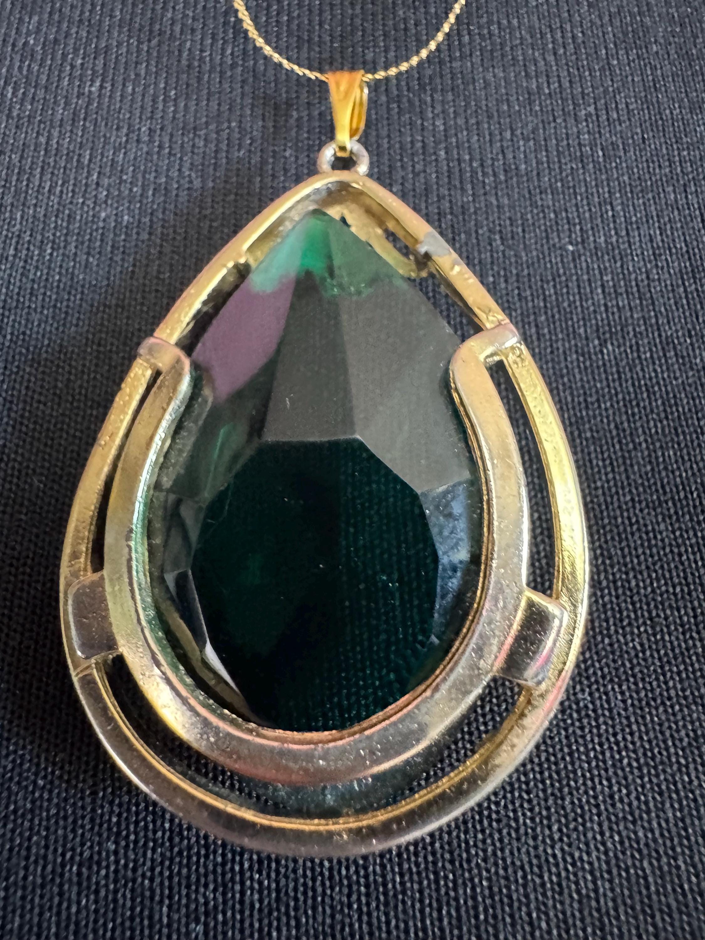Emerald green teardrop glass pendant necklace mid century Vintage Modernist gold tone metal