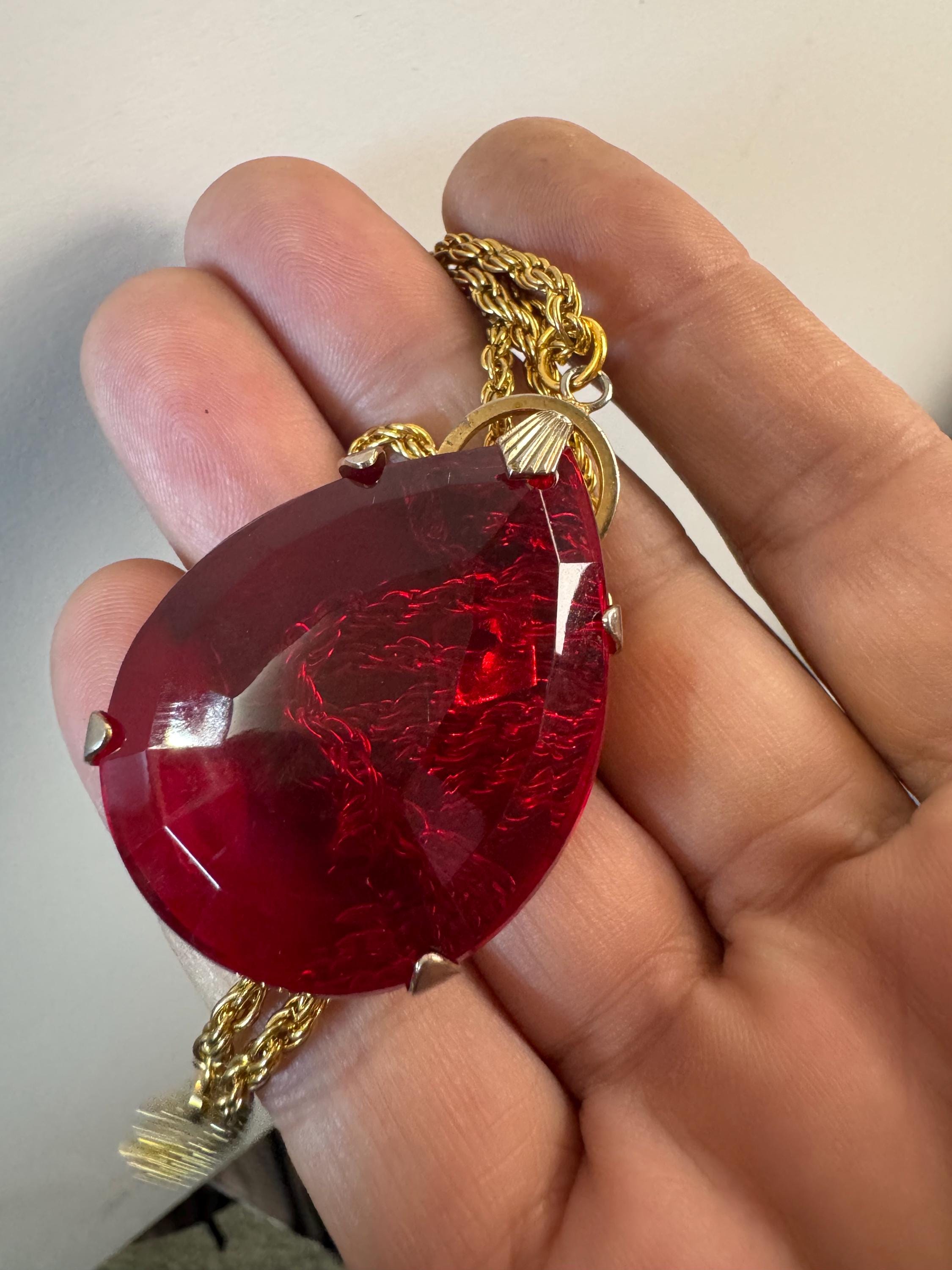 Modernist chunky gold tone ruby red glass teardrop pendant necklace on a 66cm chain