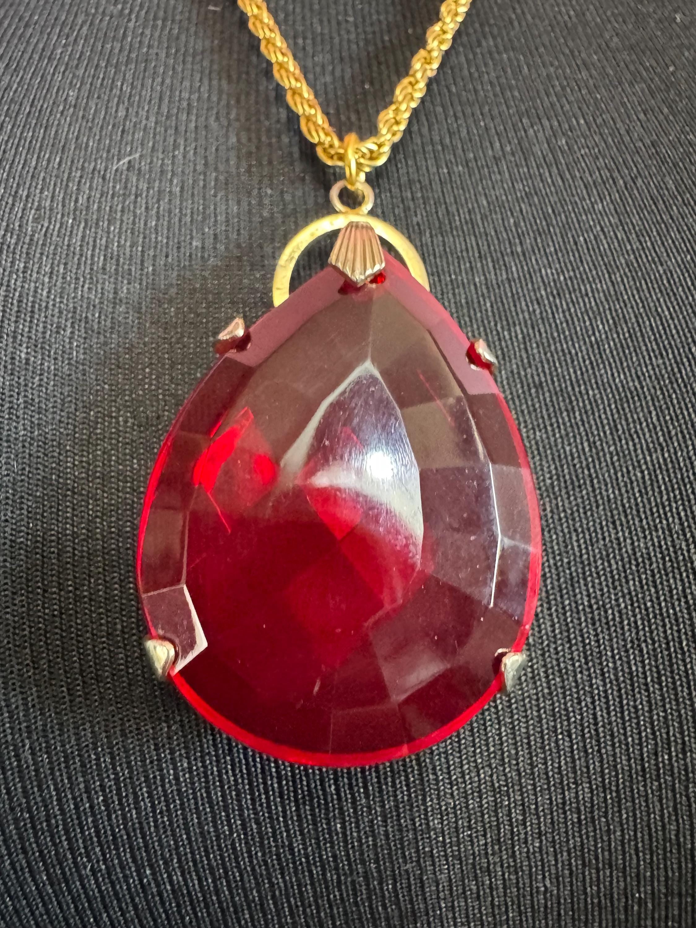 Modernist chunky gold tone ruby red glass teardrop pendant necklace on a 66cm chain