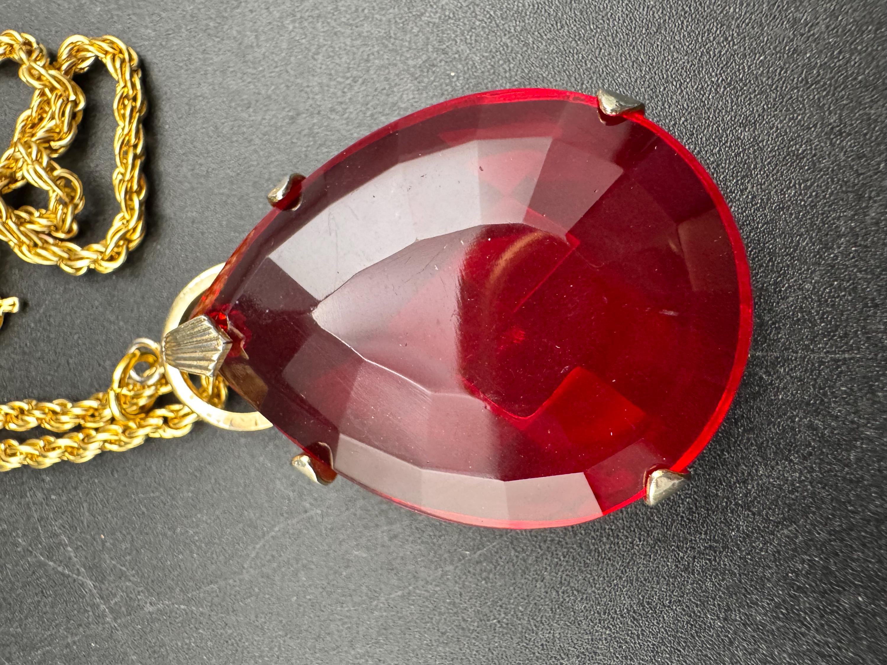 Modernist chunky gold tone ruby red glass teardrop pendant necklace on a 66cm chain