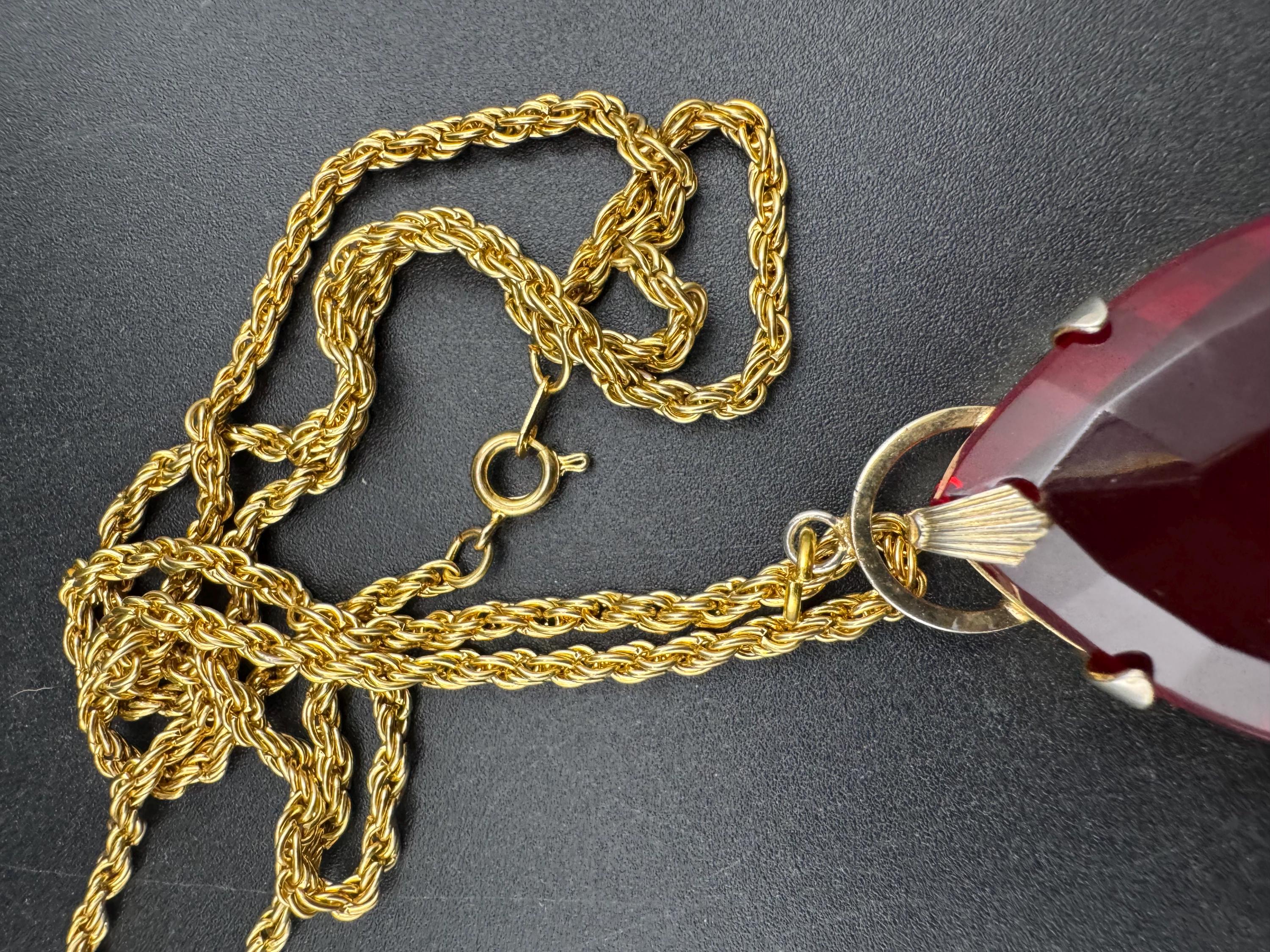 Modernist chunky gold tone ruby red glass teardrop pendant necklace on a 66cm chain