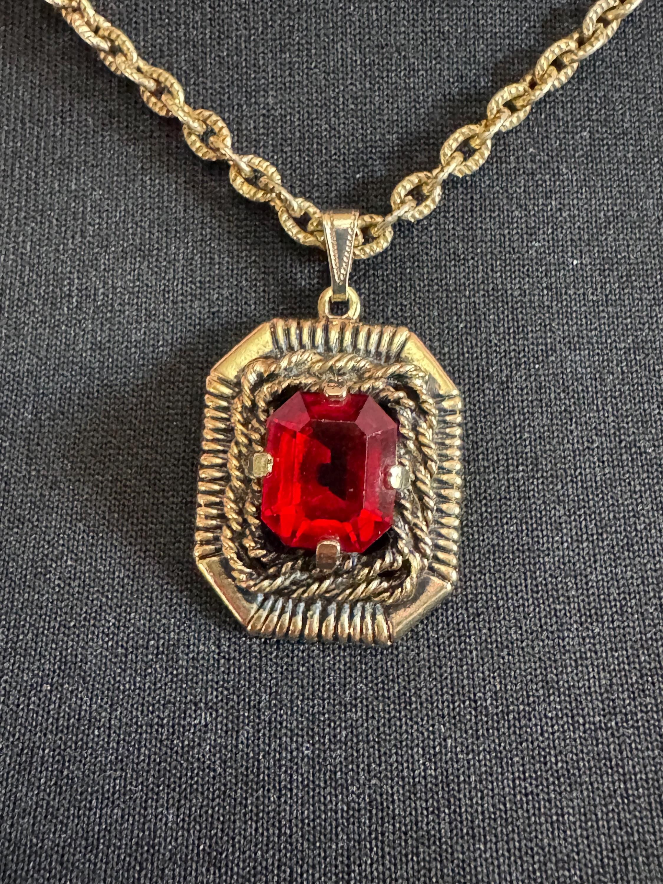 Modernist Sarah Coventry chunky gold tone ruby red glass pendant necklace on a 46cm chain