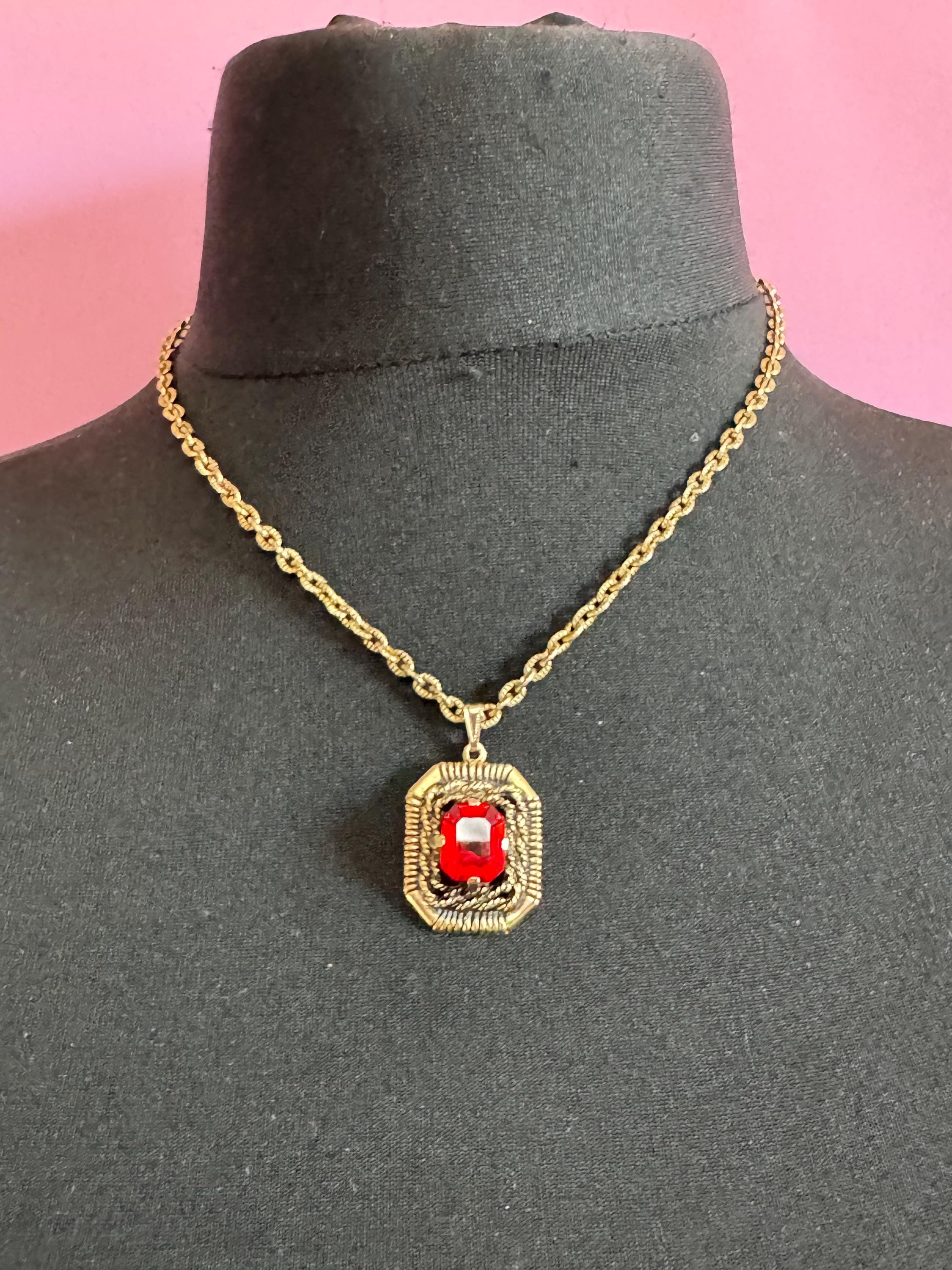 Modernist Sarah Coventry chunky gold tone ruby red glass pendant necklace on a 46cm chain