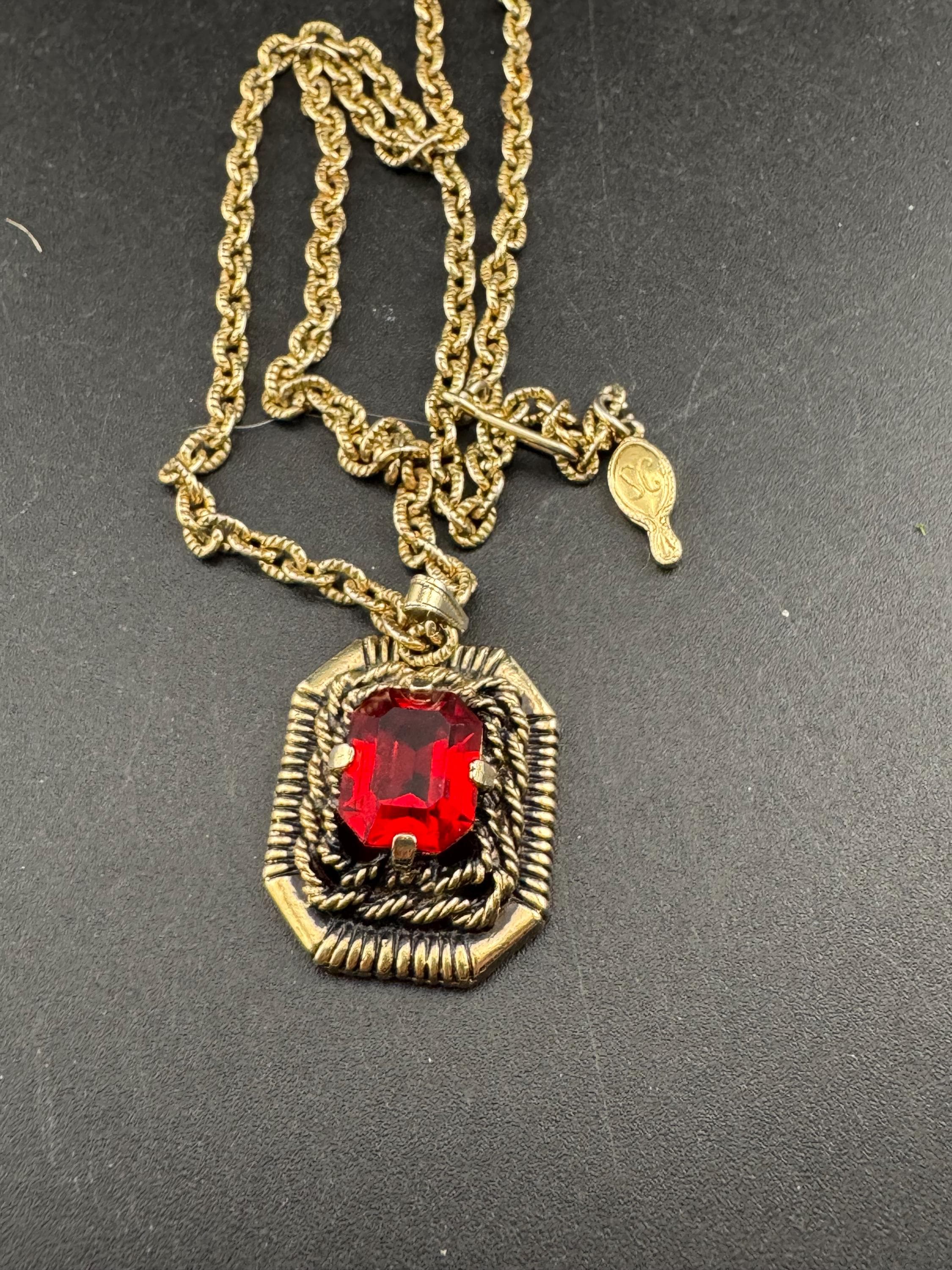 Modernist Sarah Coventry chunky gold tone ruby red glass pendant necklace on a 46cm chain
