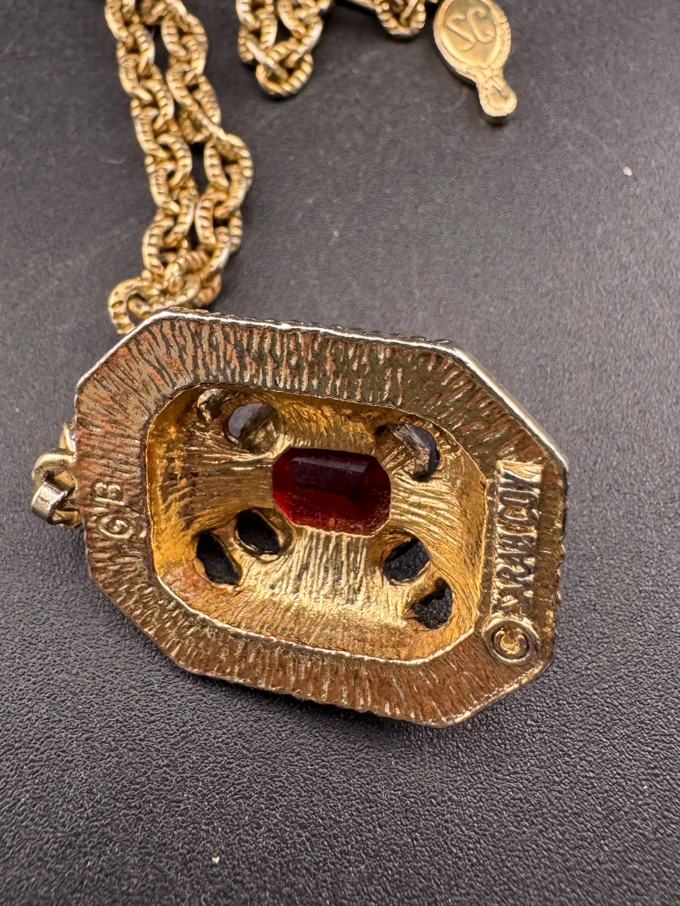 Modernist Sarah Coventry chunky gold tone ruby red glass pendant necklace on a 46cm chain
