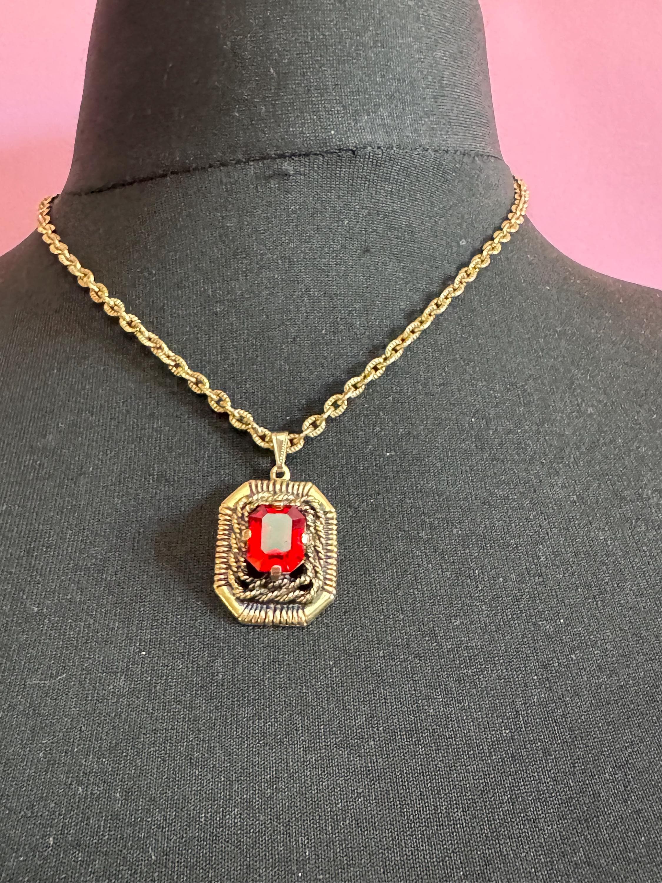 Modernist Sarah Coventry chunky gold tone ruby red glass pendant necklace on a 46cm chain