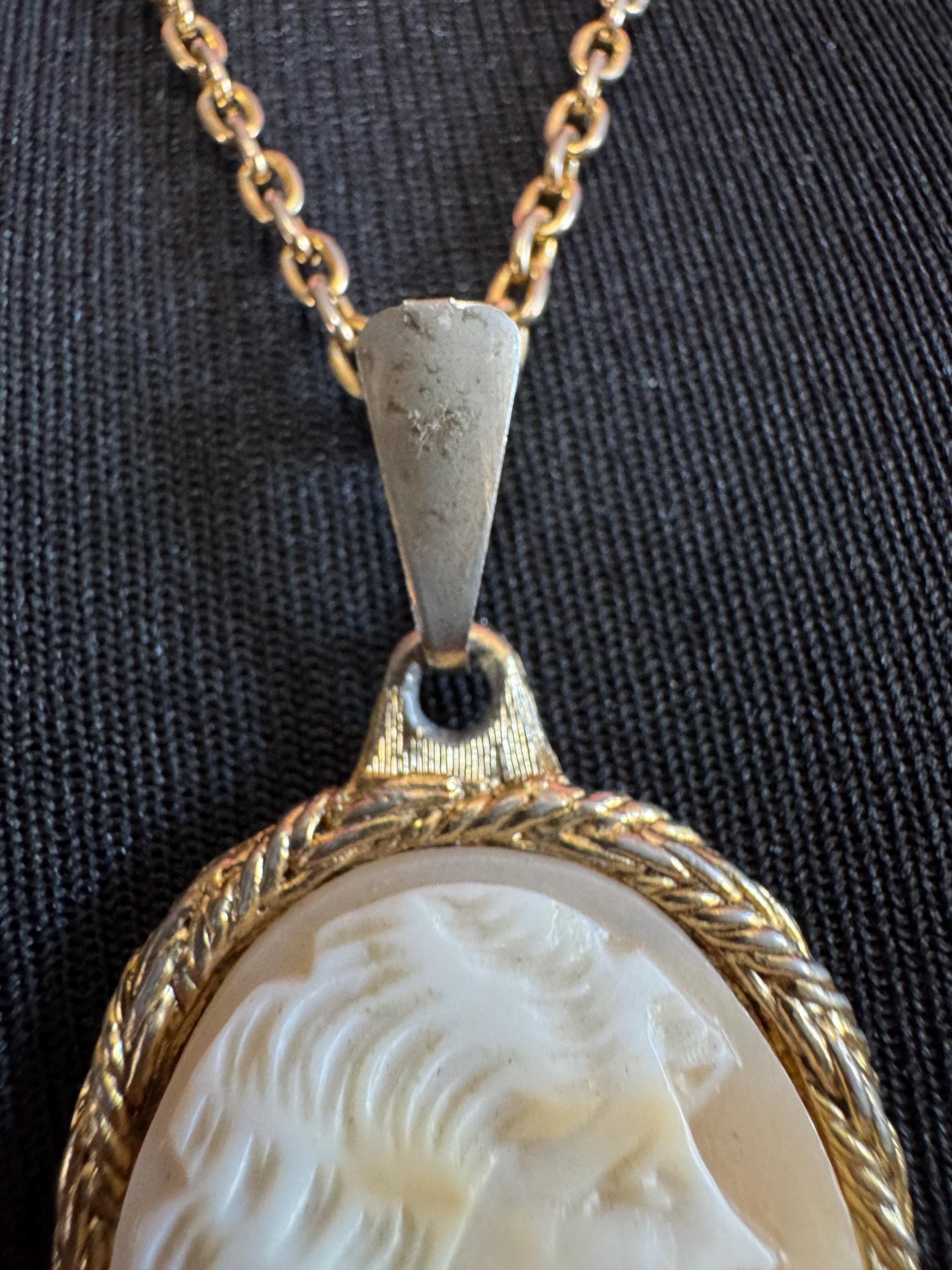 Vintage 1970s carved shell CAMEO  pendant necklace, gold tone