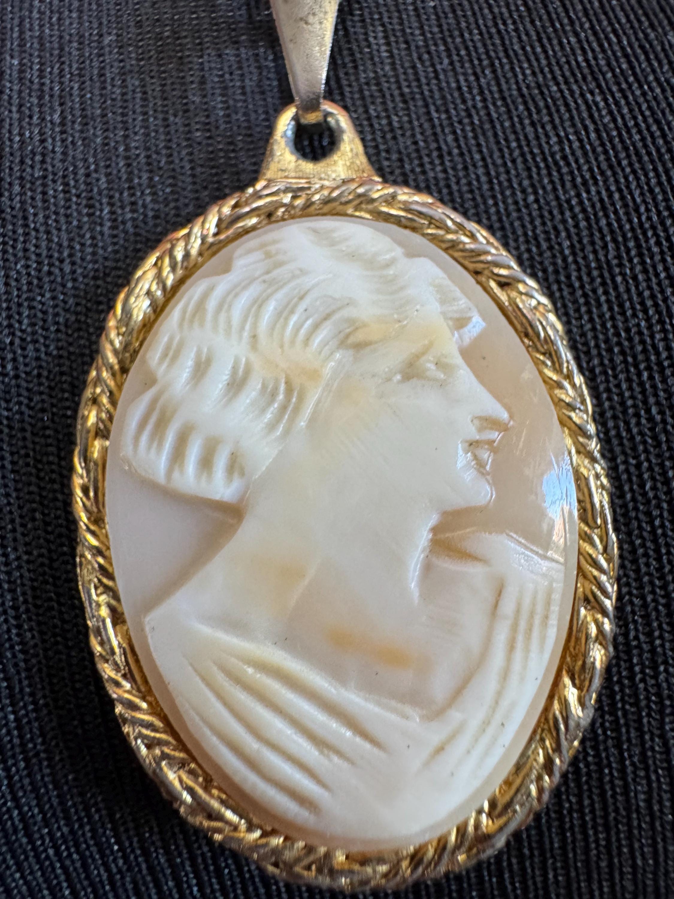 Vintage 1970s carved shell CAMEO  pendant necklace, gold tone