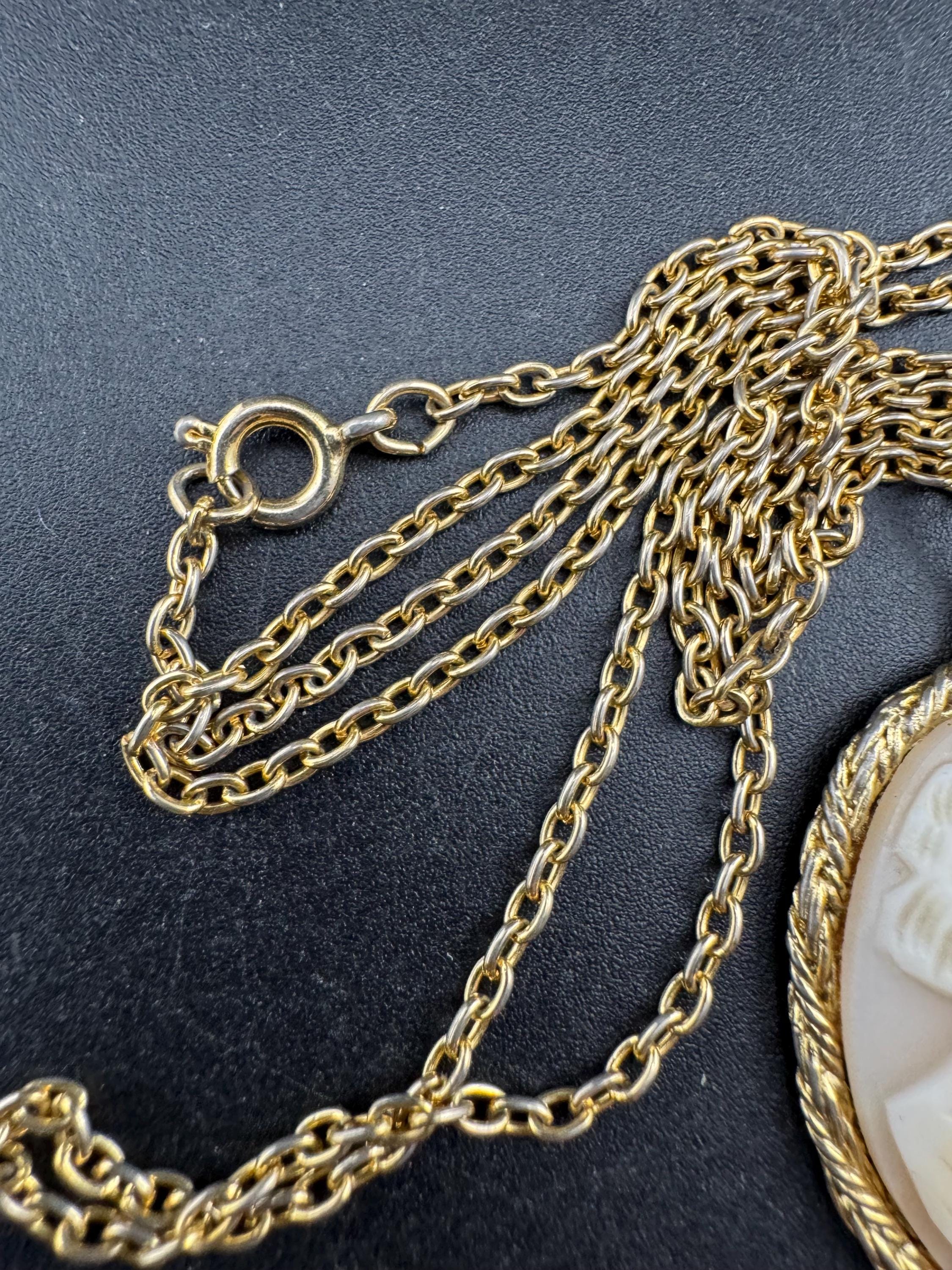 Vintage 1970s carved shell CAMEO  pendant necklace, gold tone