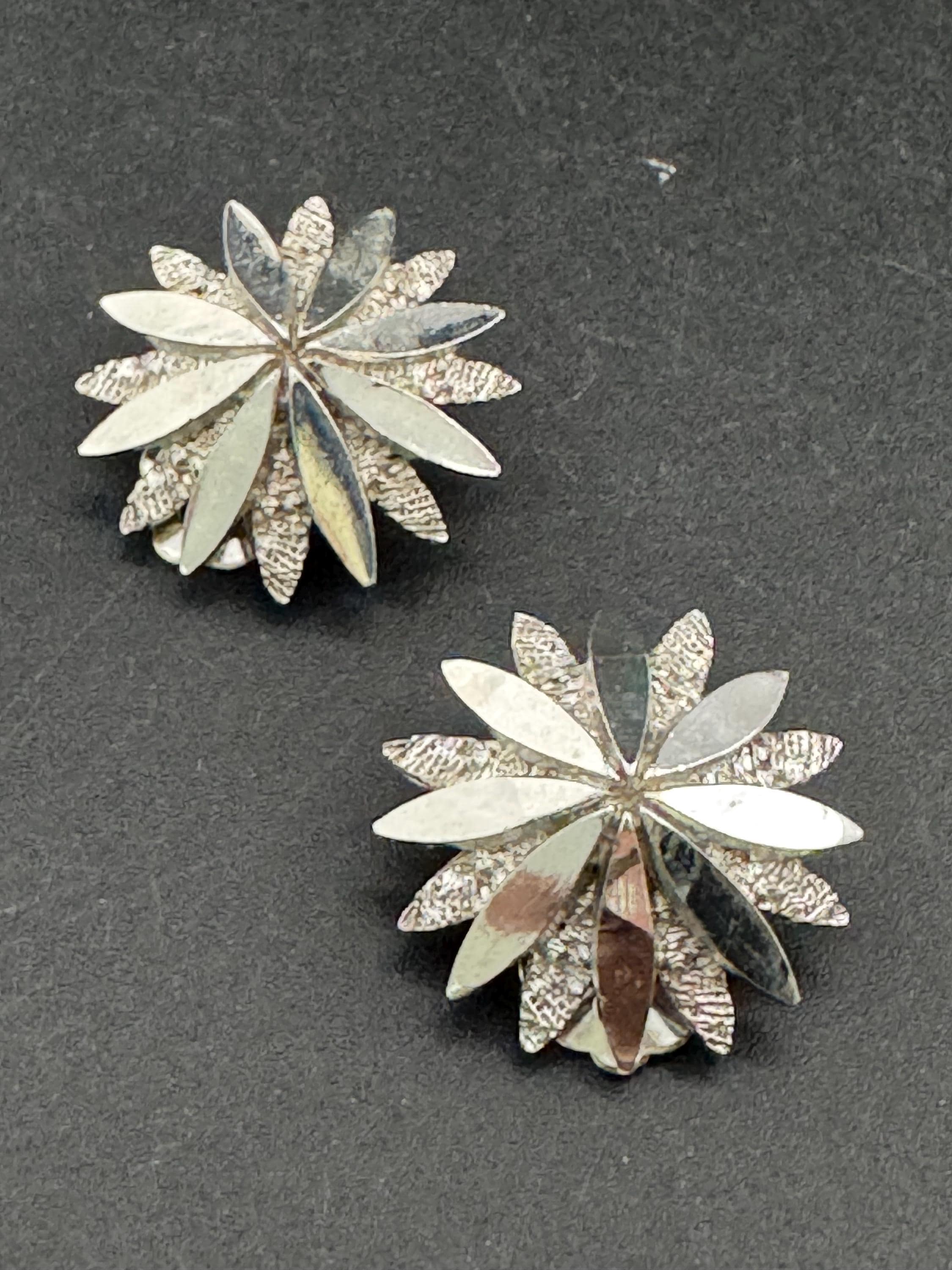 1970s brutalist star clip on earrings, silver tone
