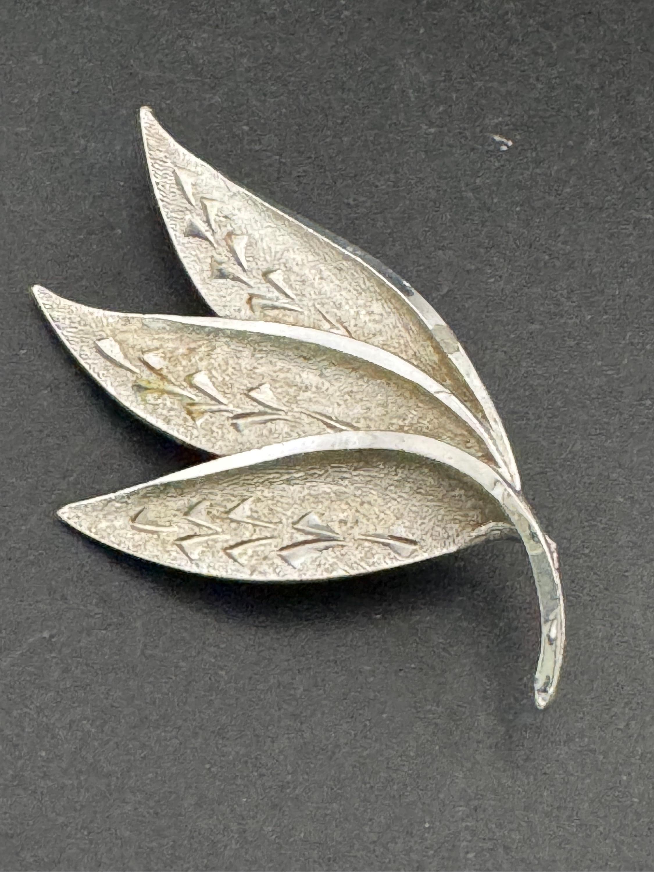 vintage modernist abstract leaf brooch, 6cm silver tone