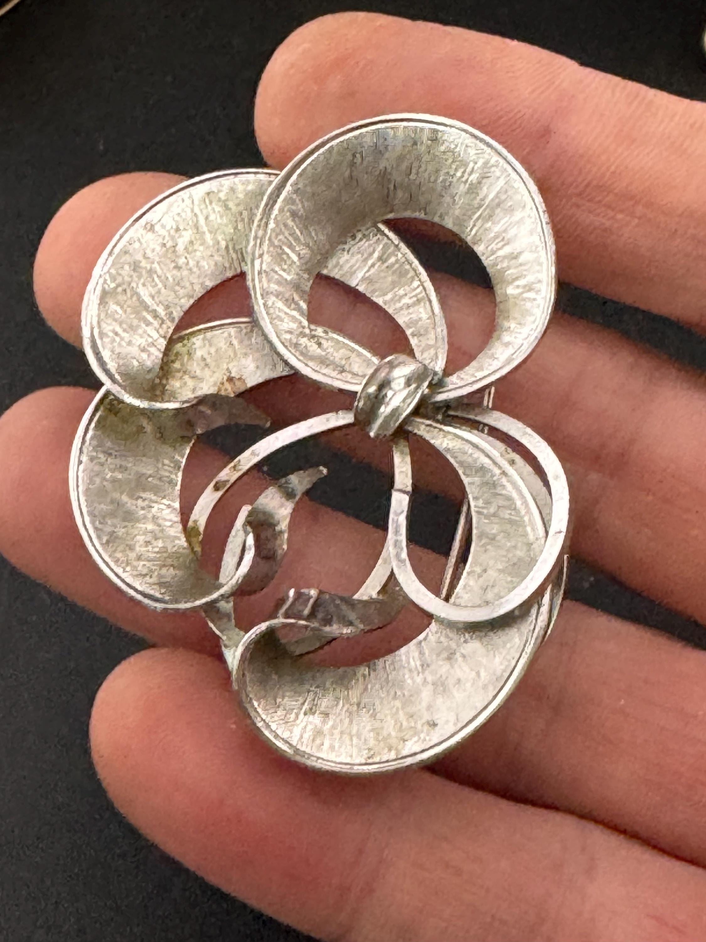vintage abstract brutalist swirl ribbon brooch, 6cm silver tone