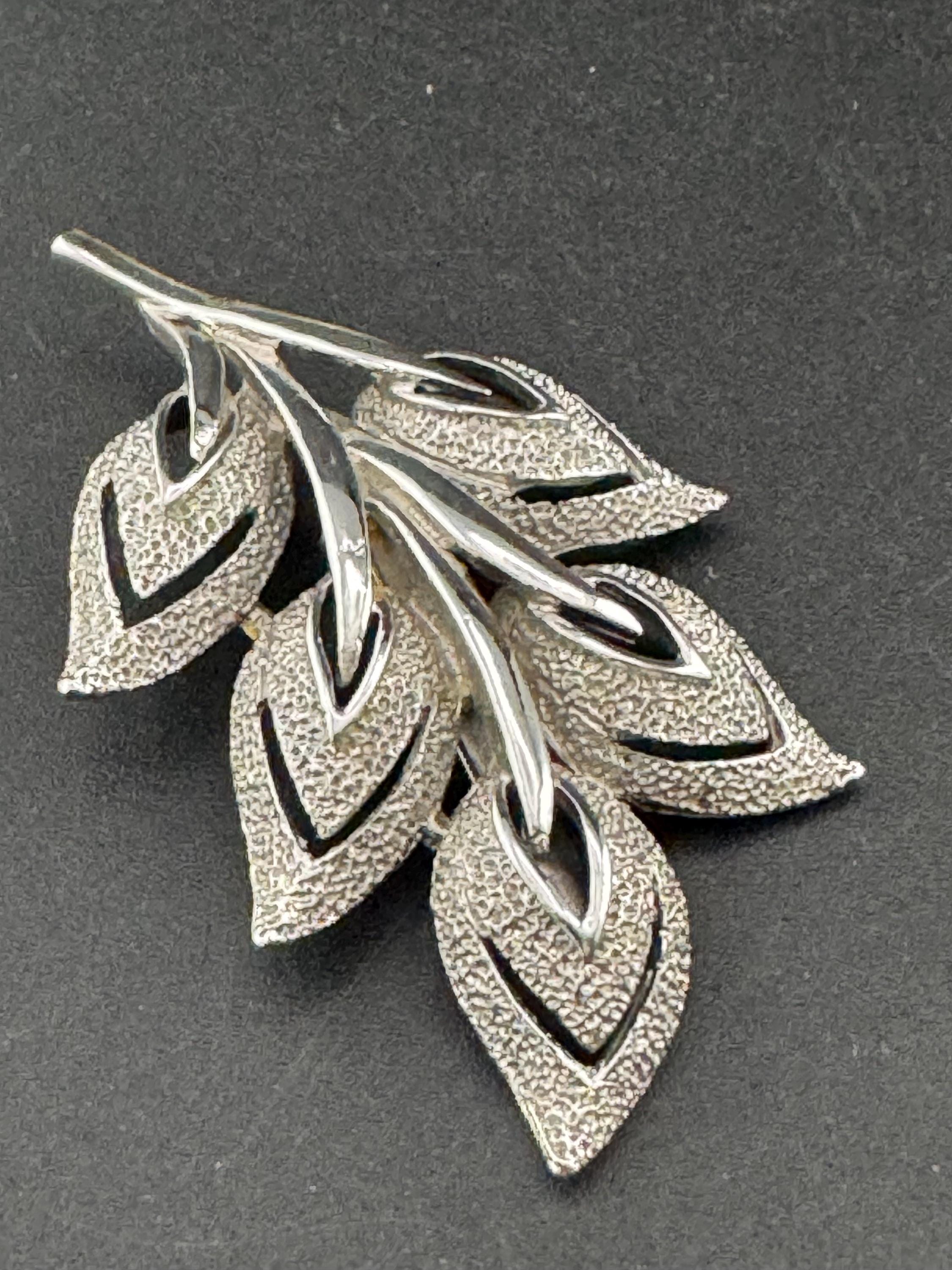 vintage modernist abstract leaf brooch, 5cm silver tone