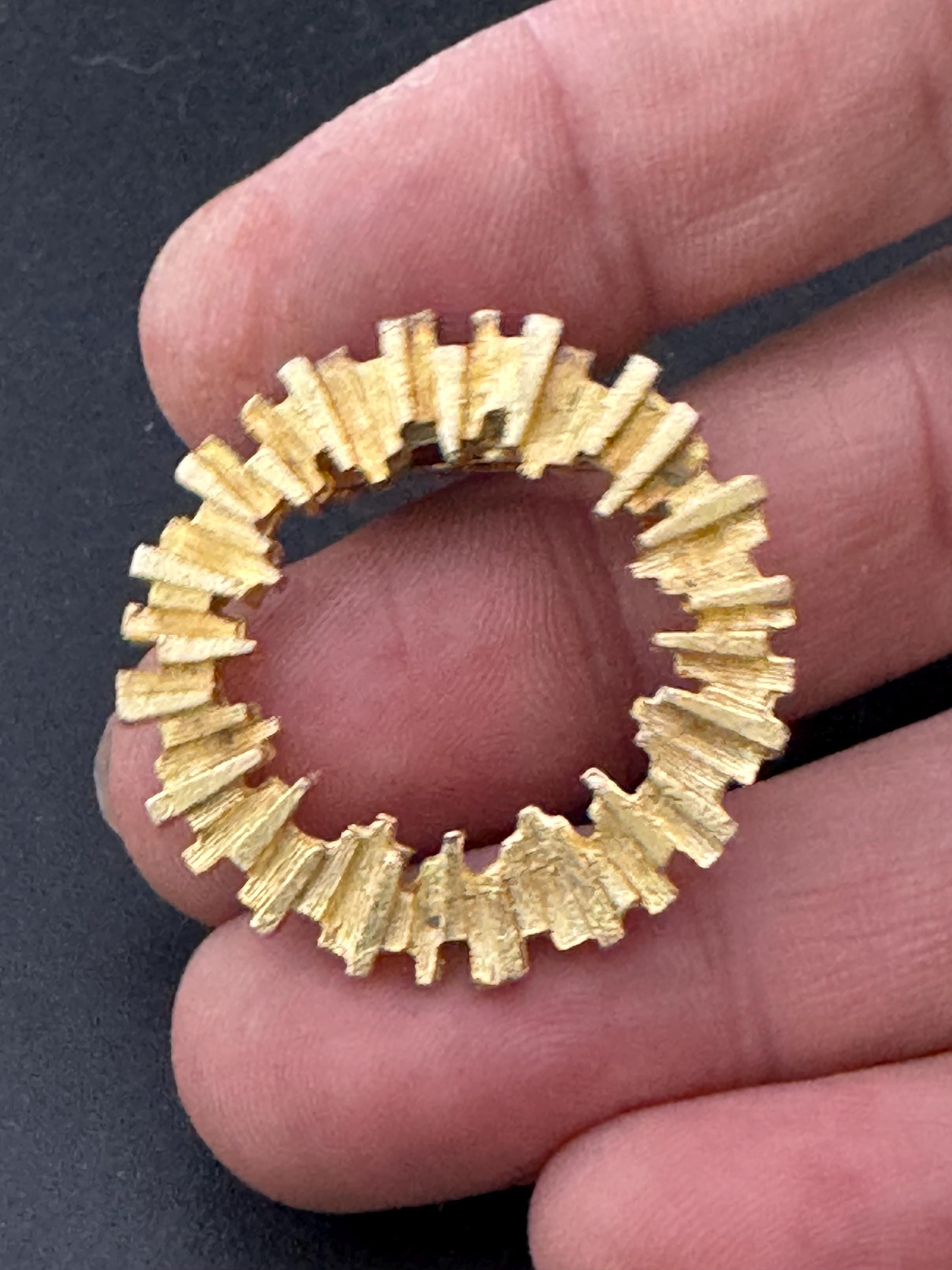 vintage modernist brutalist round wreath brooch 3cm gold tone
