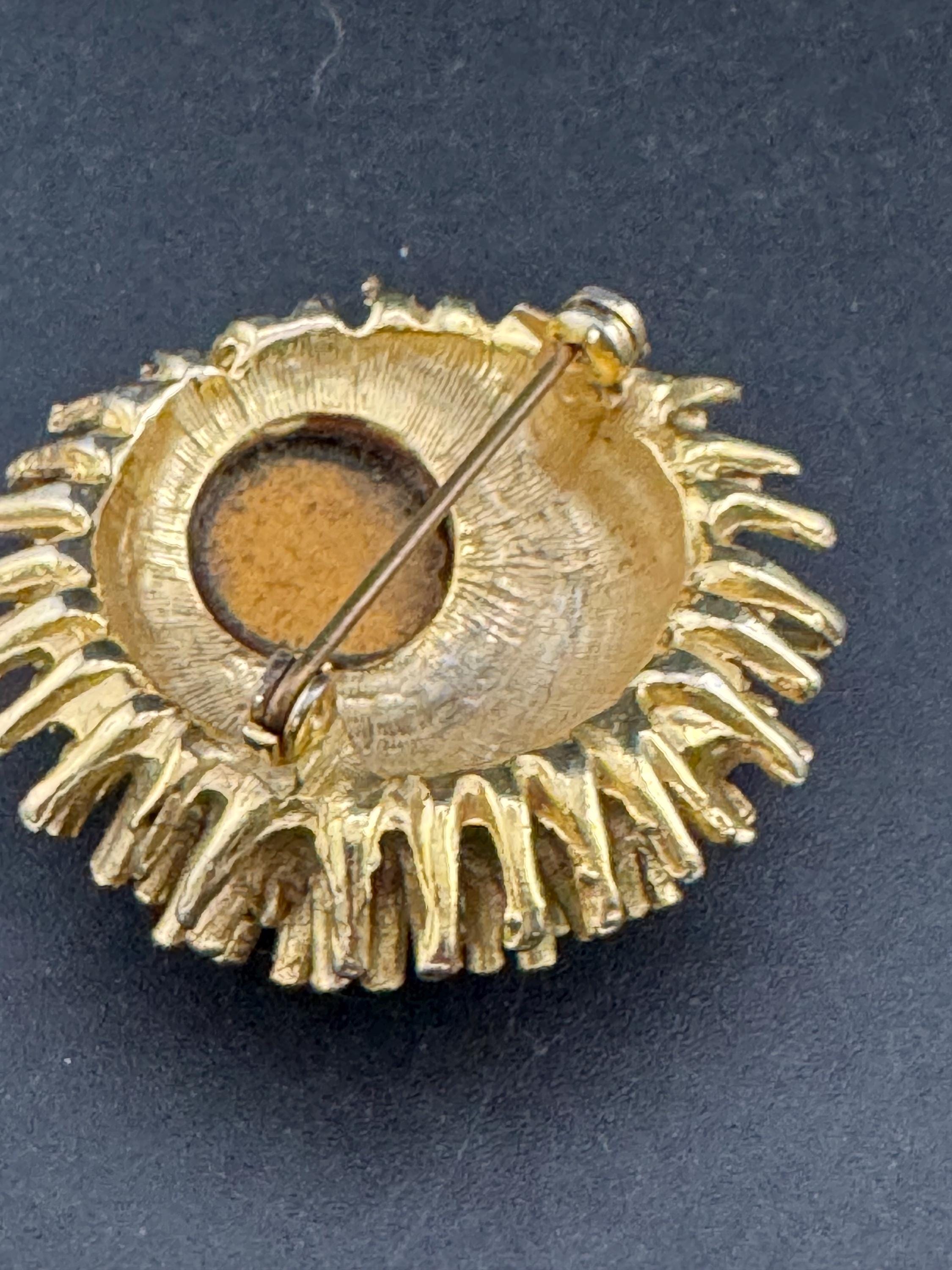 vintage brutalist anemone brooch brown glass cabochon gold