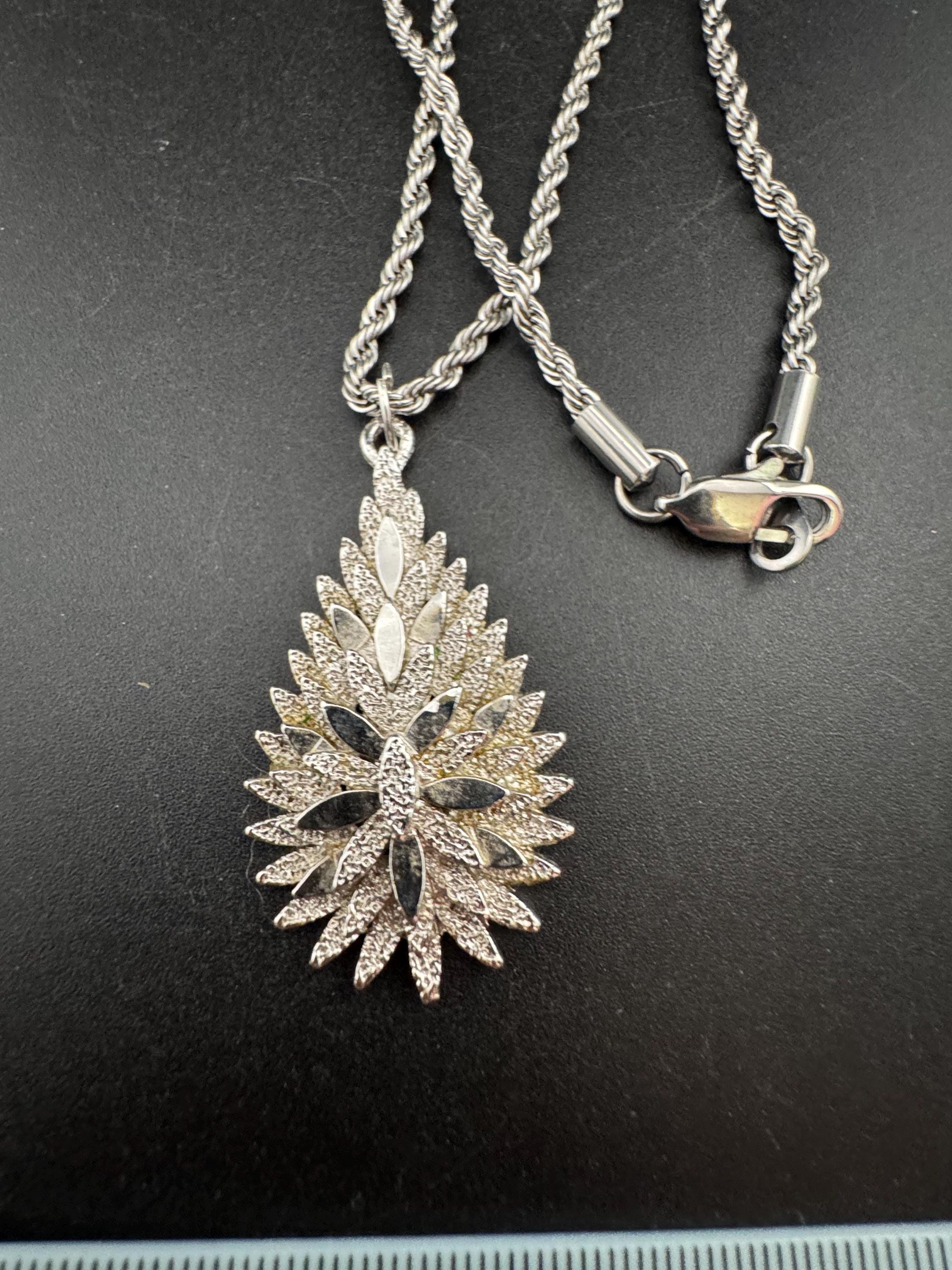 Vintage modernist brutalist Teardrop pendant necklace 1970s