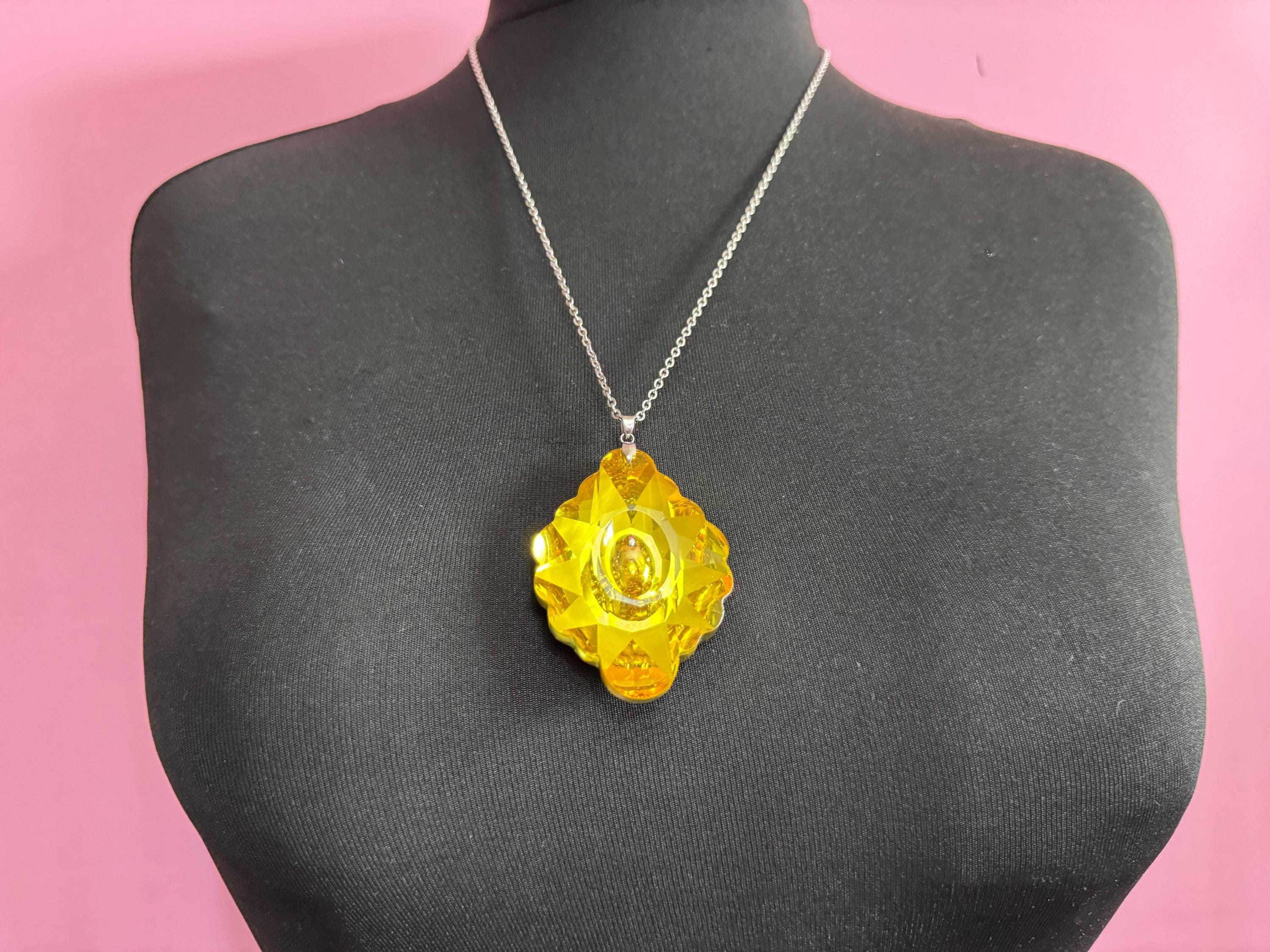 Vintage oversized yellow faceted teardrop 1970s pendant necklace, silver tone